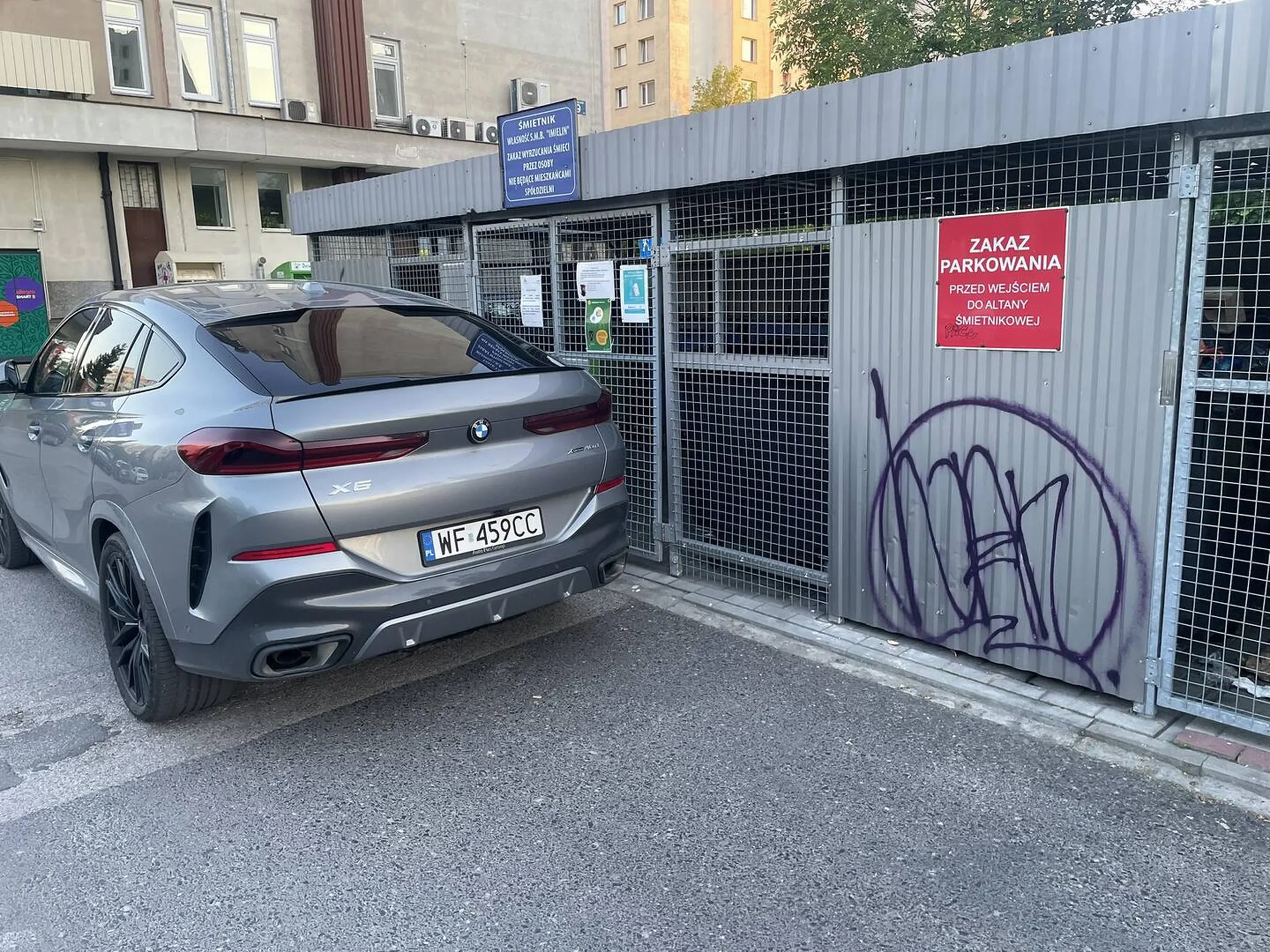 BMW parkuje i blokuje swobodne dojście do klatki. Warszawa, Ursynów