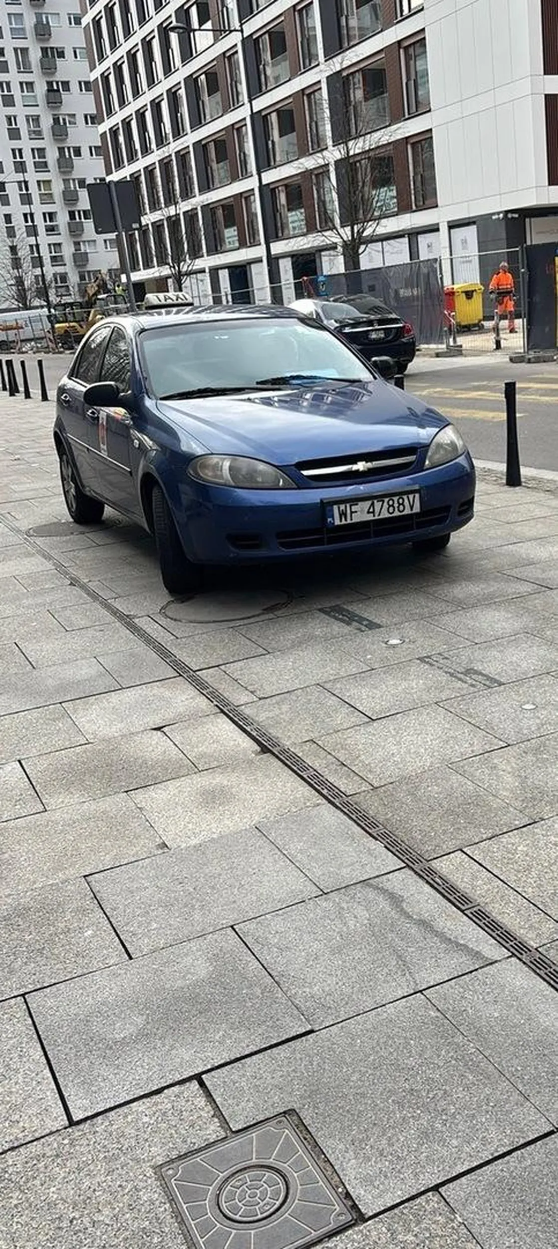 Wjechał pod szlaban (pod zakaz) po czym cofając  walnął w zaparkowane auto na miejscu parkingowym. Złapany na gorącym uczynku. Chciał odjechać. Kierowca Uber z Azji.