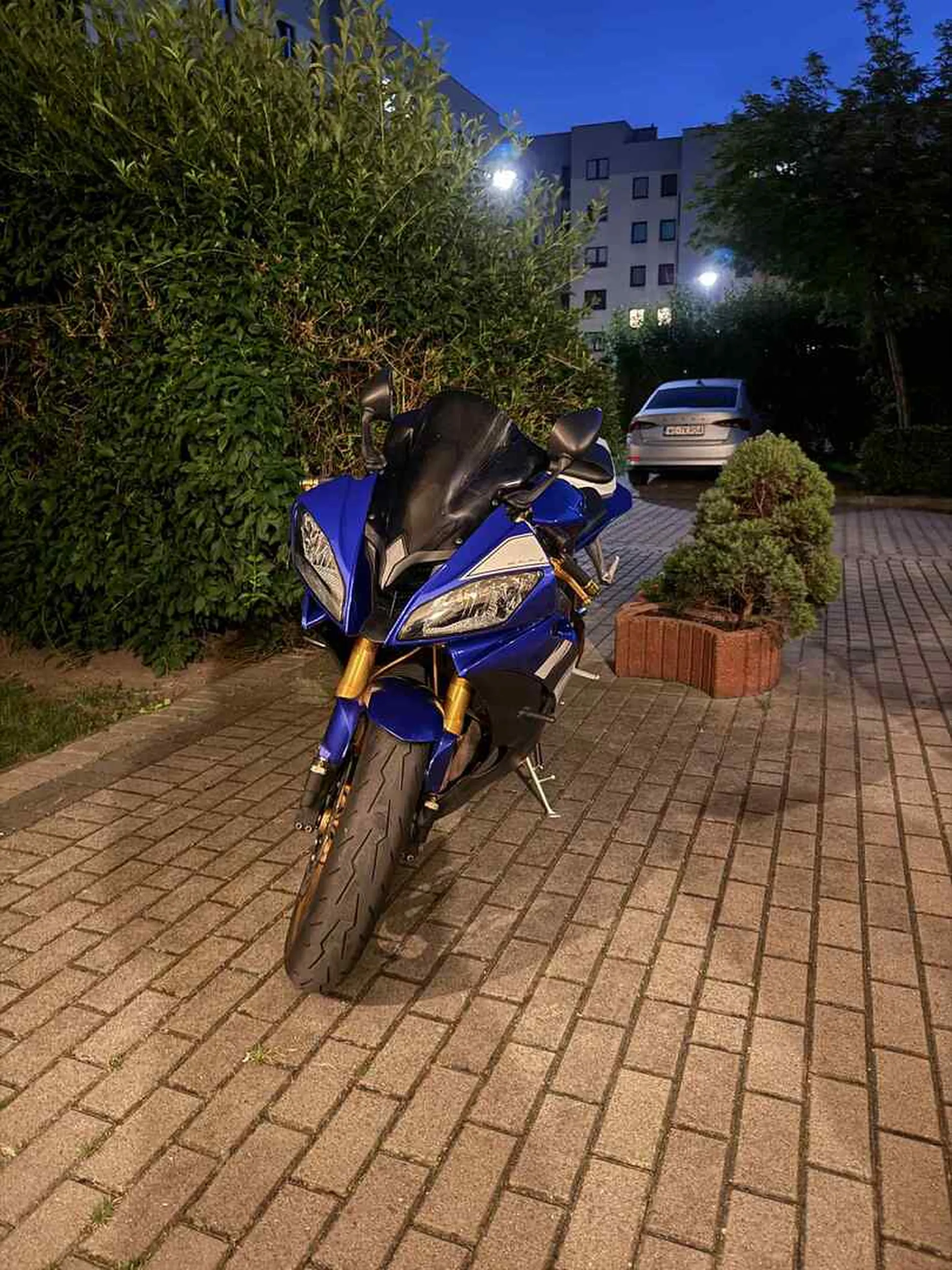 Śliczne moto, ale jeszcze piękniejszy  właściciel ?