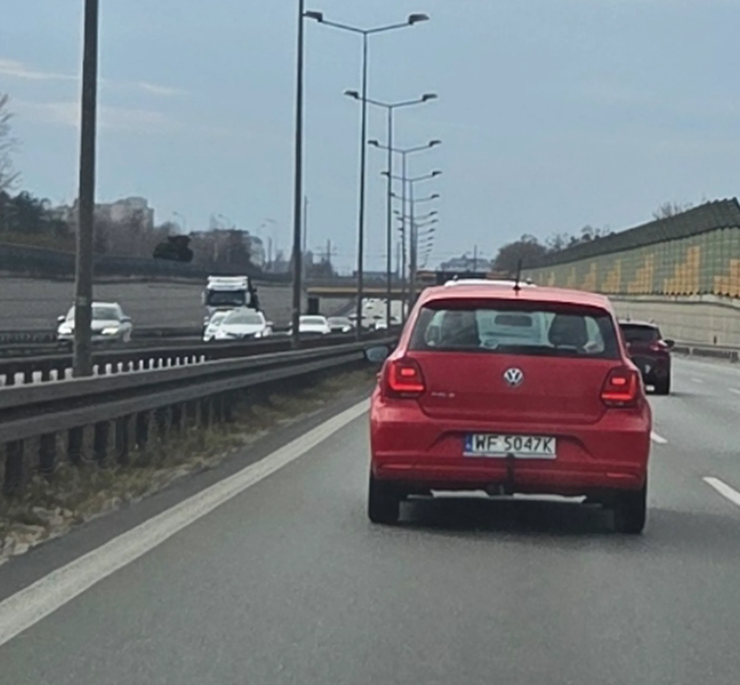 Zajeżdżanie drogi zmieniając pas, zamiast włączyć kierunek, pan śmieć woli pokazać środkowy palec tylko po to, aby za 600m ze skrajnego lewego pasa, zjechać na skrajny prawy. Wszystko nagrane i niedługo udostępnione komu trzeba :)