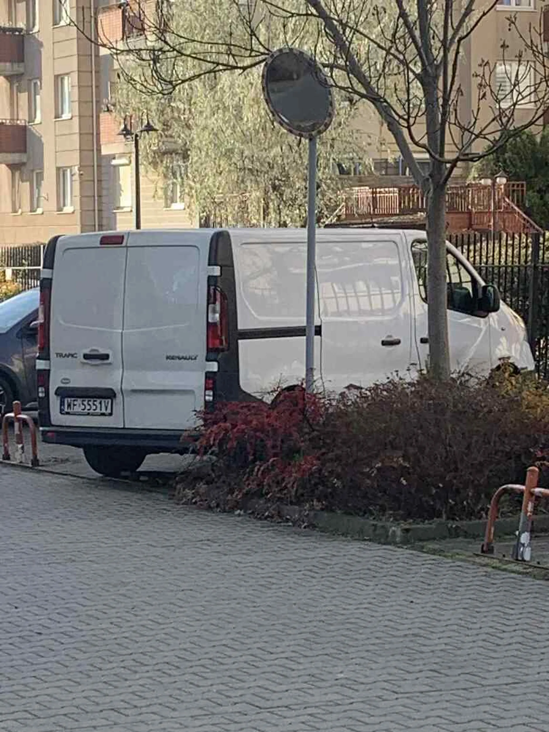 Gwiazdor staje na prywatnym miejscu parkingowym na którym nie może teraz zaparkować kobieta w 8 miesiącu ciąży. Brawo mistrzu oby tak dalej.