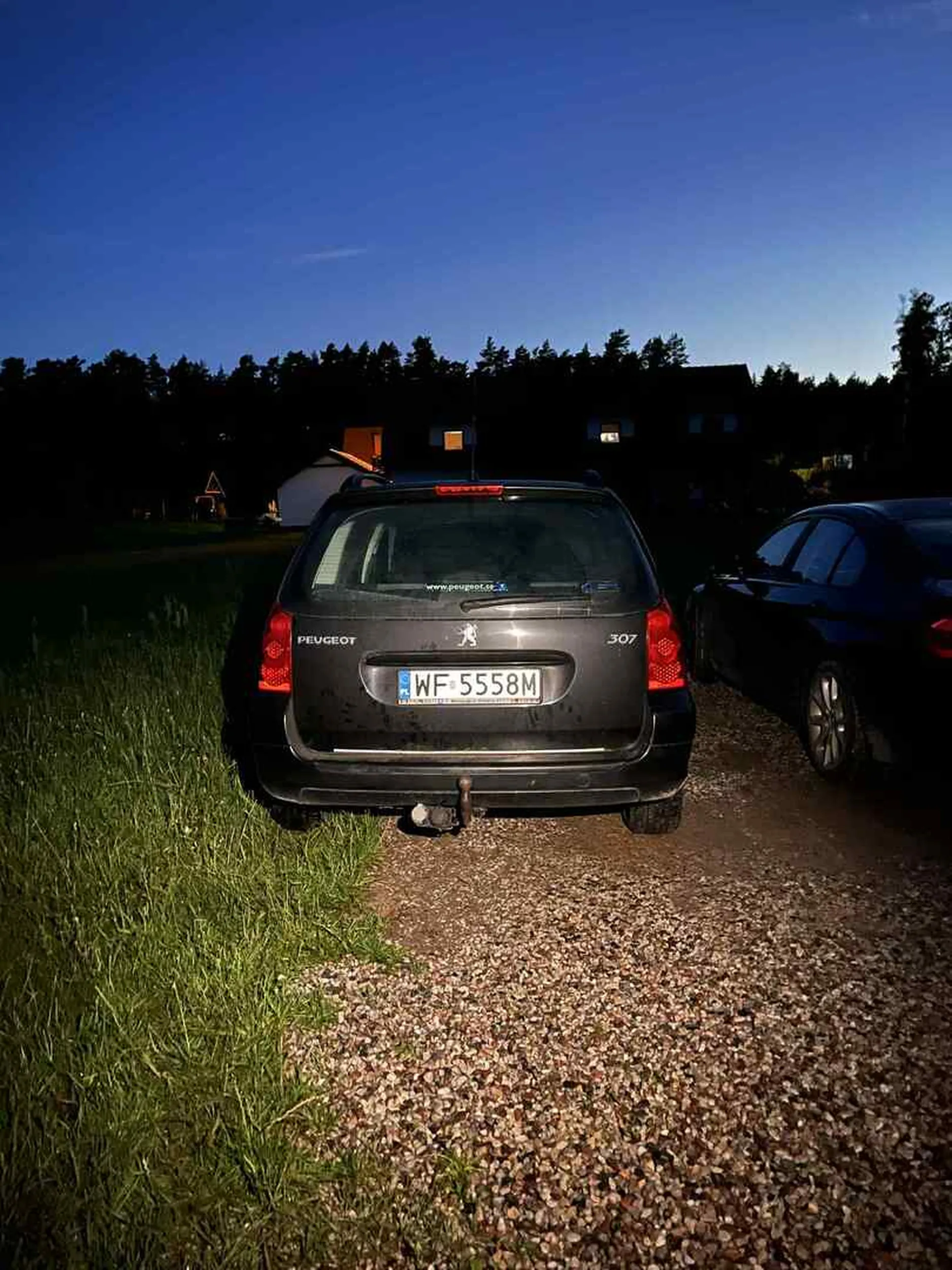 Kierowca postanowił postawić samochód pod żabką na trawie przez co uszkodził teren i zostawił po sobie błoto i dziure