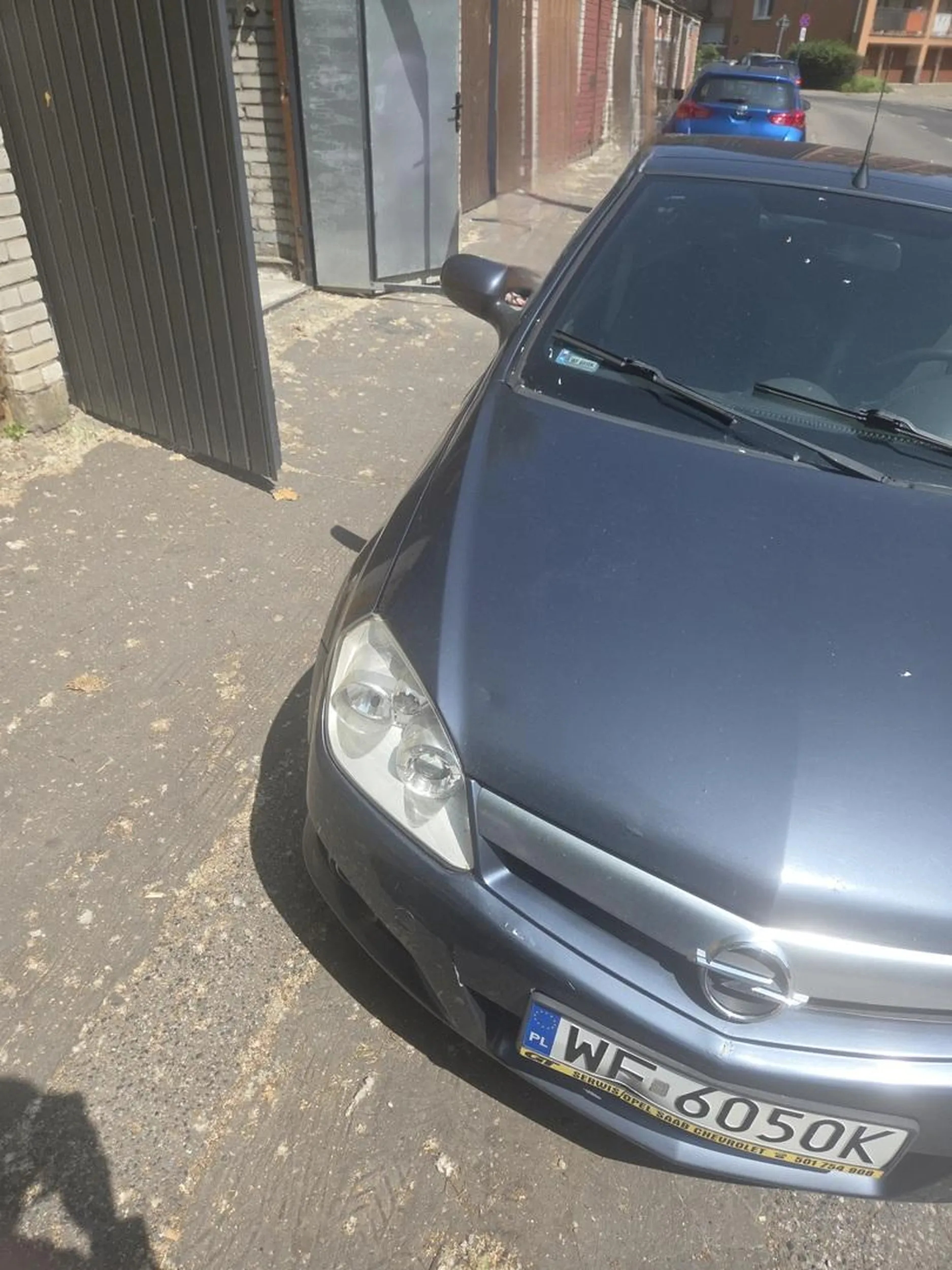 Zastawianie garaży, nie da sie wyjechać. I to nie parkowanie "na chwile". Zastanów sie, czy warto ryzykować odholowanie samochodu.