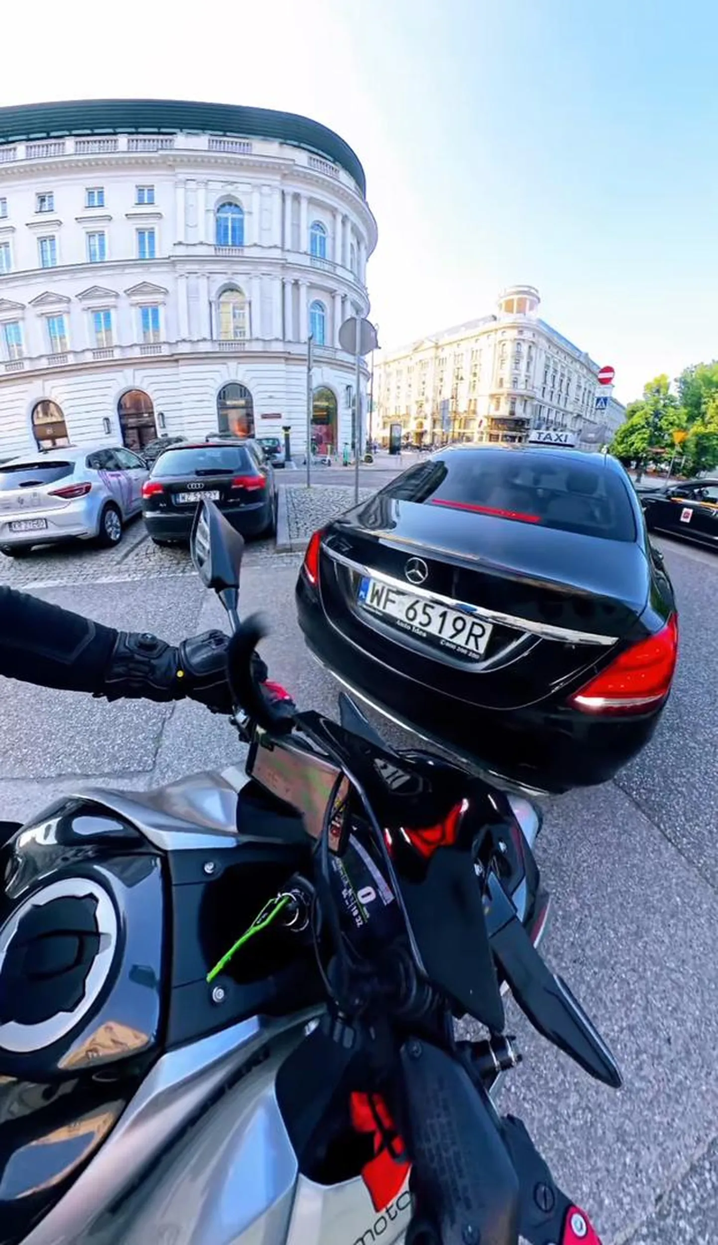 Złotówiarz z prawkiem z chipsów. Nie spojrzał w lusterko i cofnął w motocykl. Po wyjściu jeszcze wyskoczył z pyskówką do pokrzywdzonego.