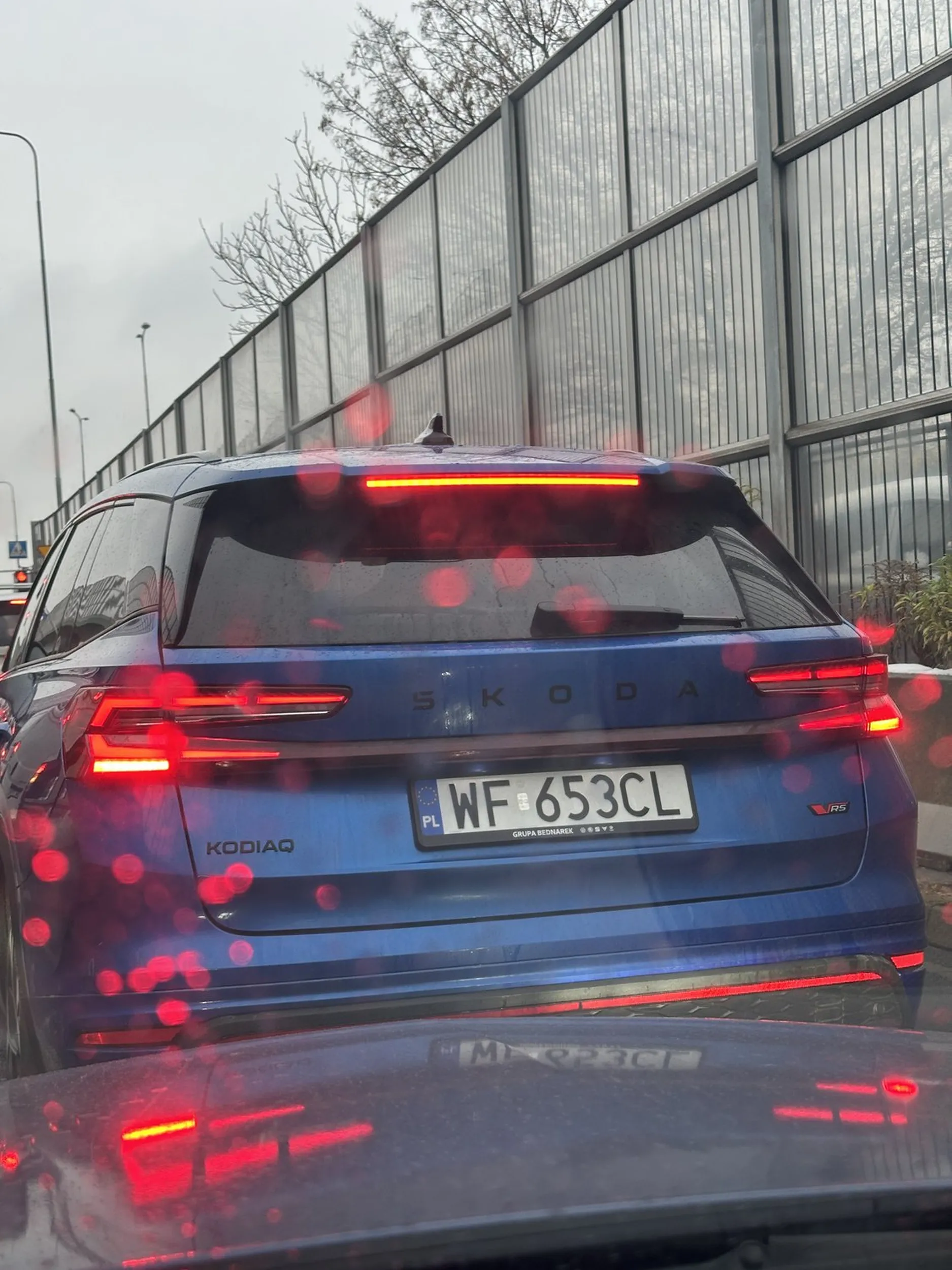 Kolega nie zna zasad ruchu drogowego i o jeździe na suwak nigdy nie słyszał. Podjedzie ci do maski i będzie tam stać, żebyś przypadkiem nie był przed nim.