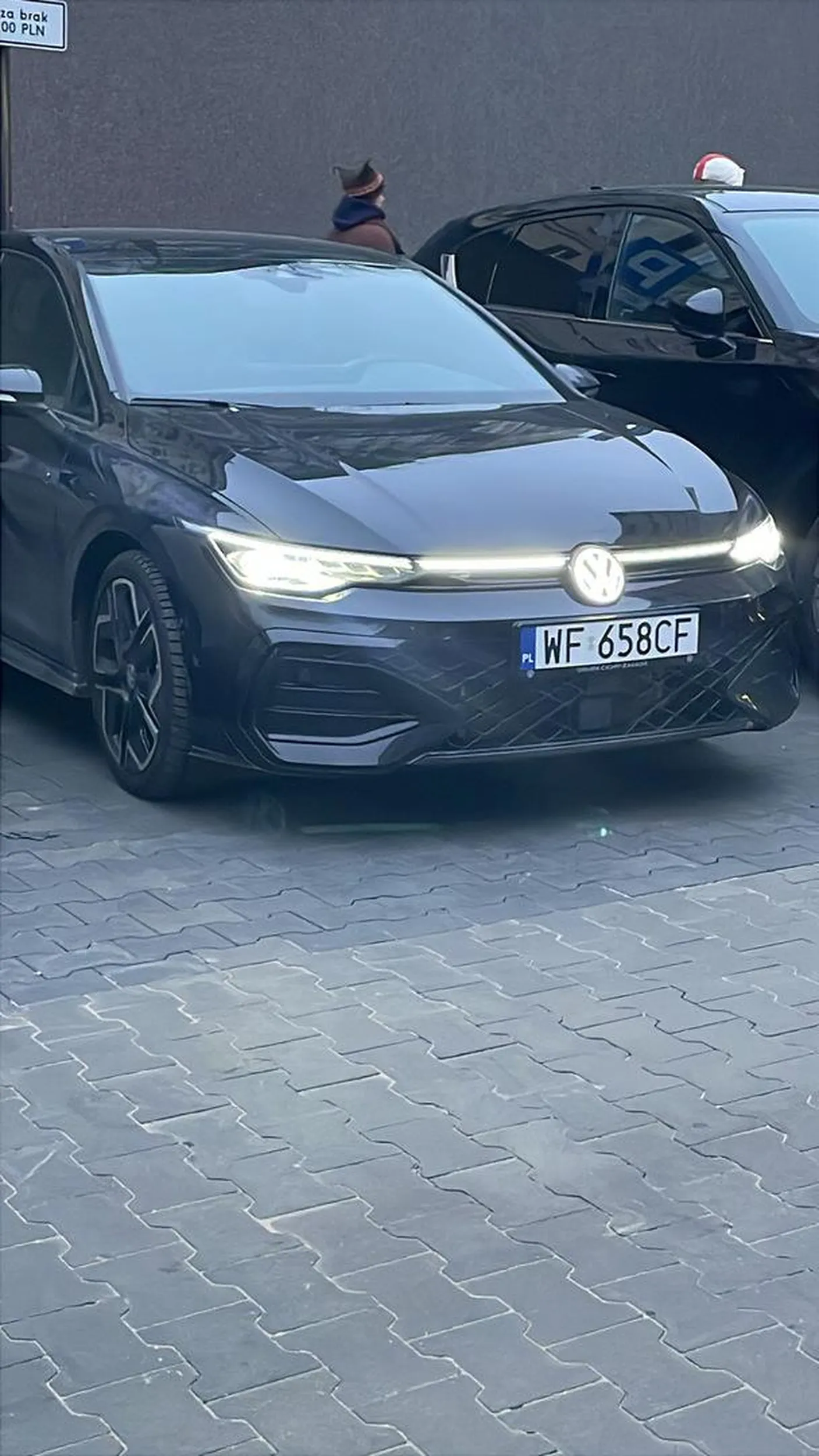 Uprzejmie donosze na tego poczutego kawalera. Zajalem miejsce parkingowe to machal zebym wyjezdzal bo byl pierwszy, wysiadlem z auta zapytac o co chodzi, uciekl…