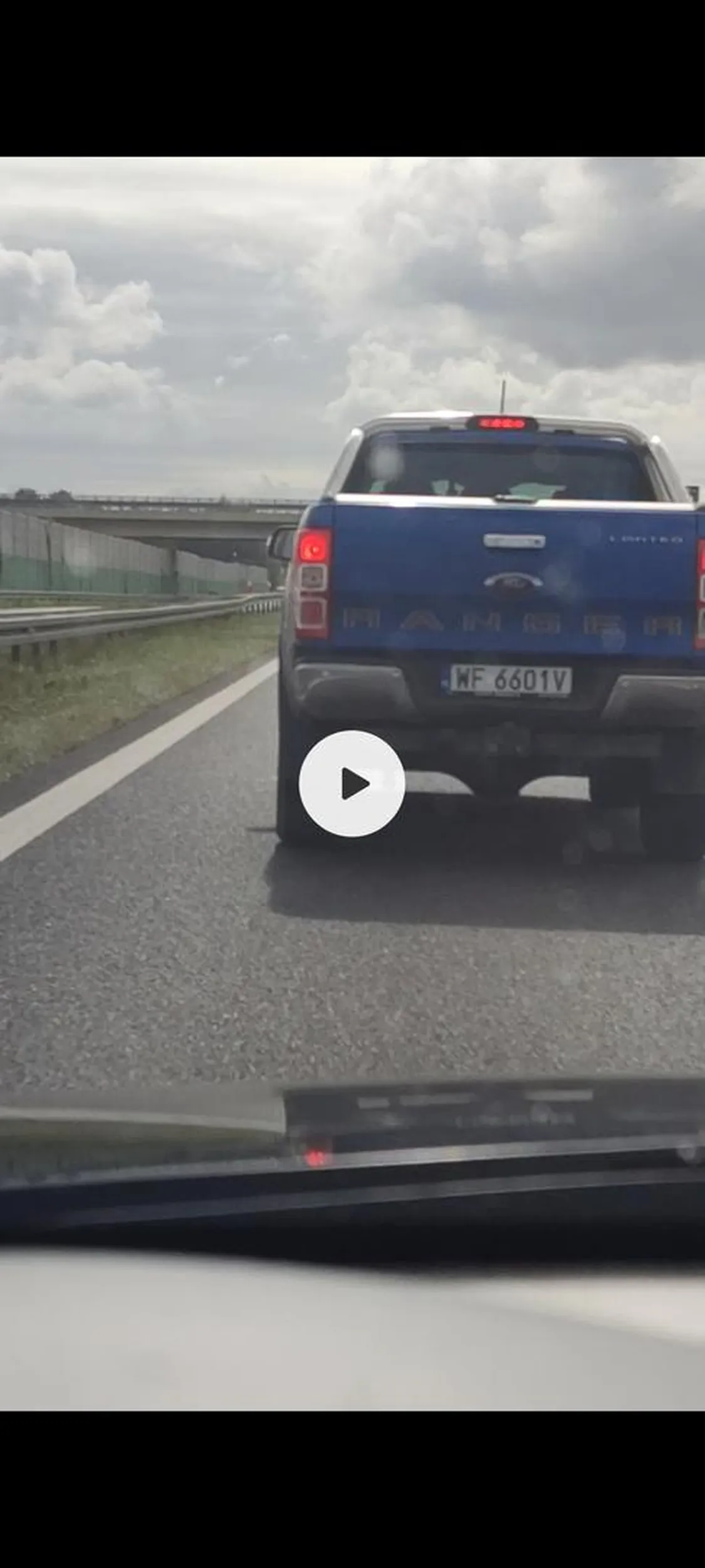 Śmieć wlecze się lewym pasem a jak podjedzie się pod dupę (bo przecież inaczej nie zjedzie na prawy pas) to gwałtownie hamuje.