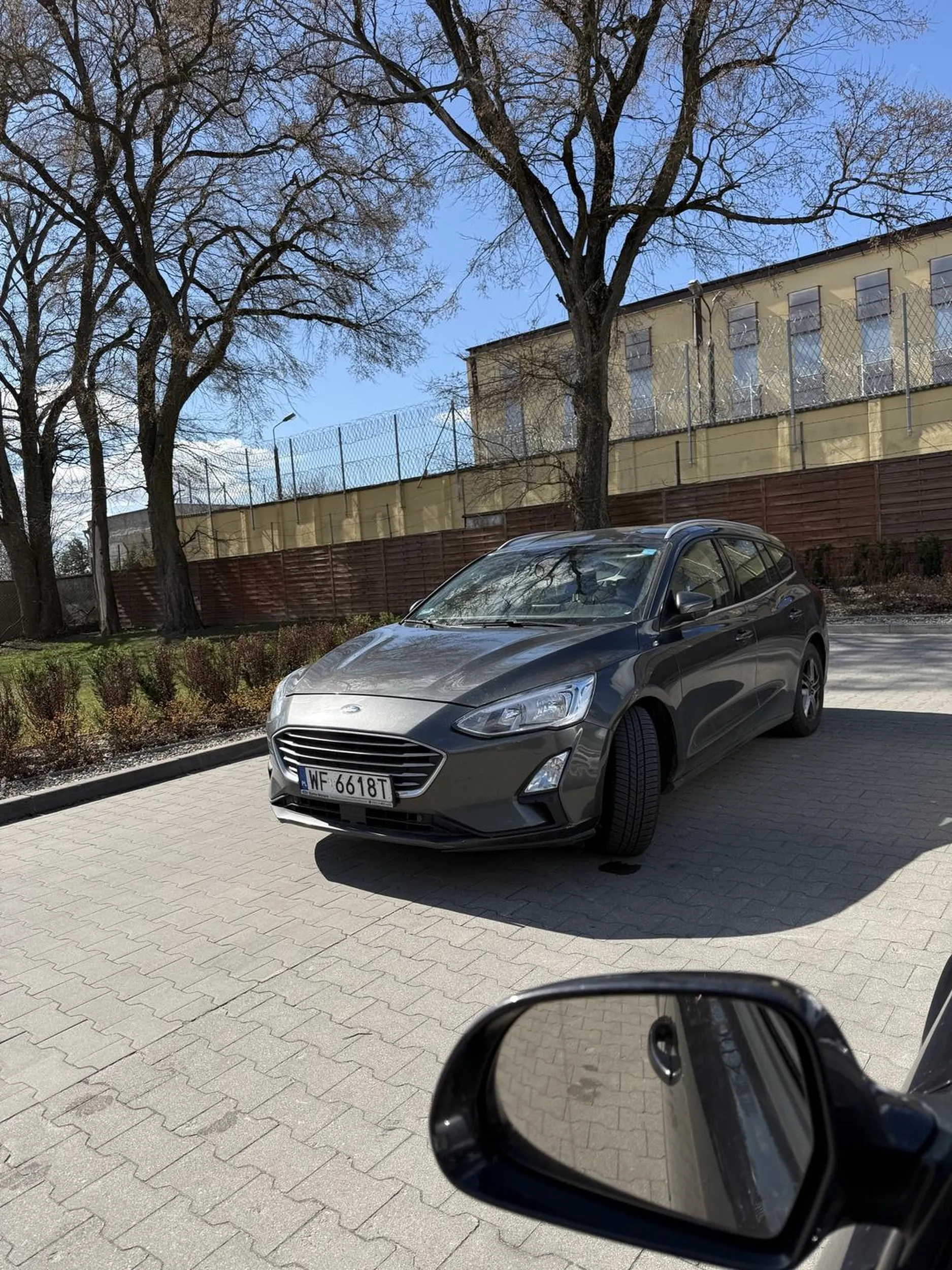 Staną na środku wyjazdu z parkingu