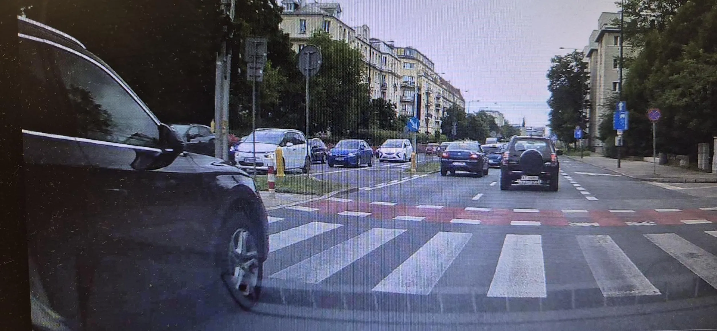 Gdzie sie tak kierowca spieszy że w tym korku tak na czerwonym przejeżdża, następnym razem radzę nie gapić sie w telefon tylko ogarniać co sie na ulicy dzieje.