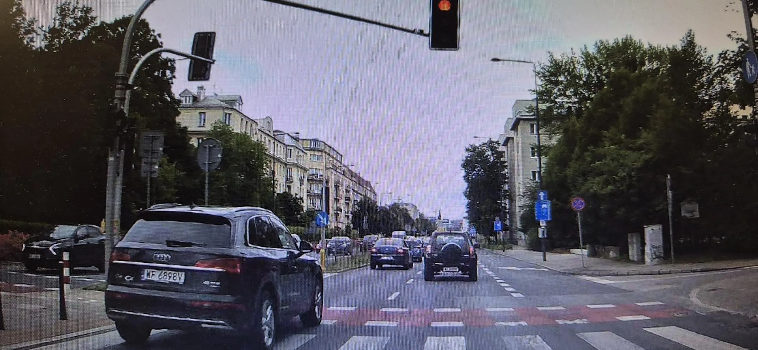 Gdzie sie tak kierowca spieszy że w tym korku tak na czerwonym przejeżdża, następnym razem radzę nie gapić sie w telefon tylko ogarniać co sie na ulicy dzieje.