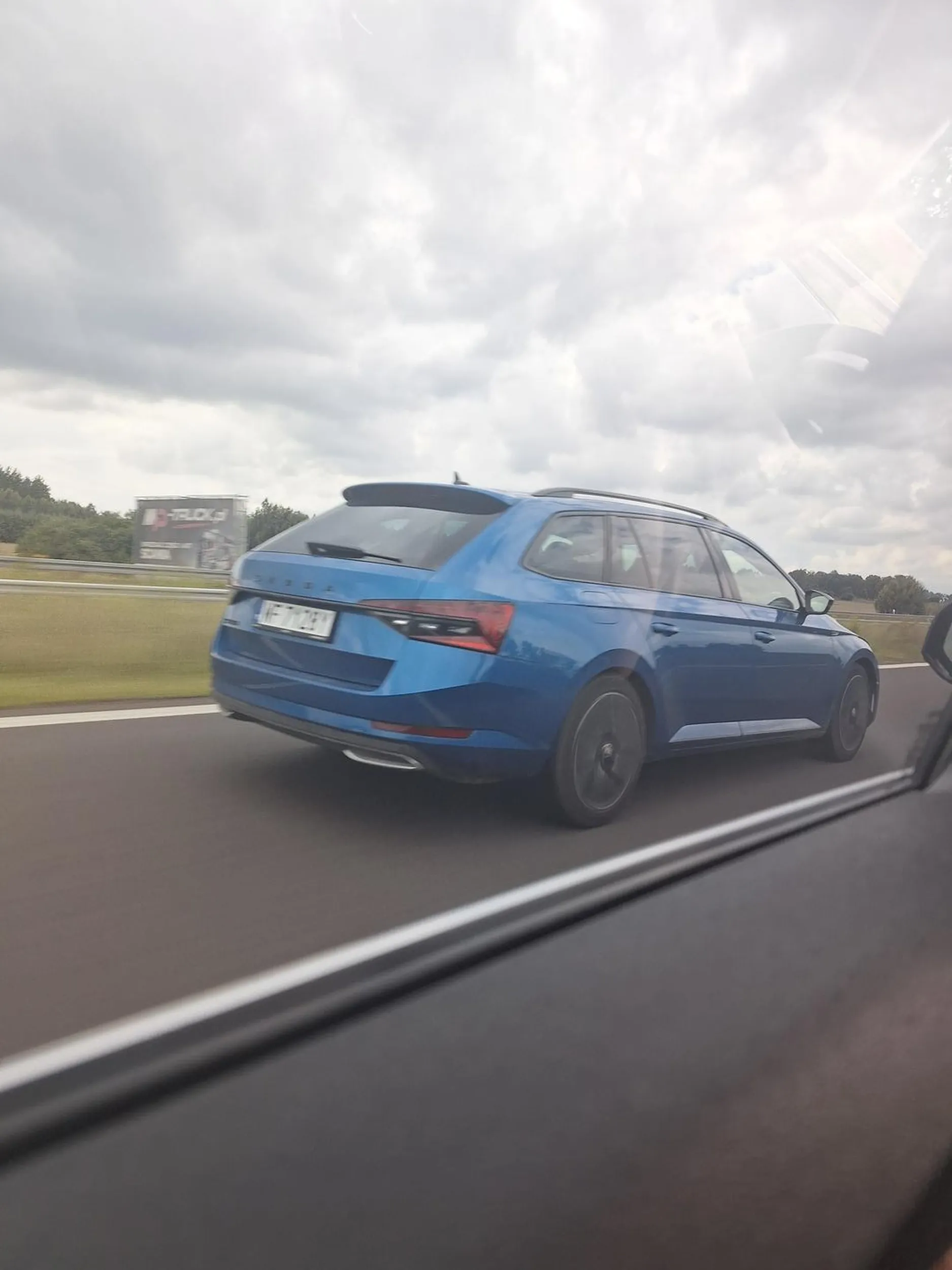 Fajna skoda tylko kolor trochę gówniany