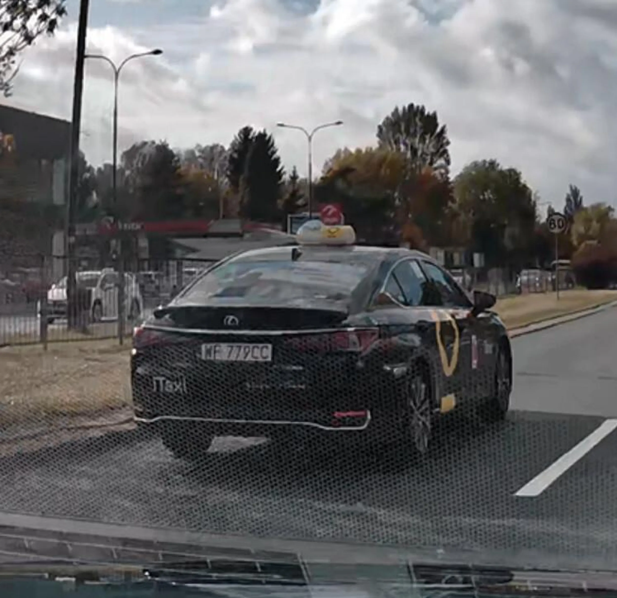 omija korek jadąc za pojazdem uprzywilejowanym