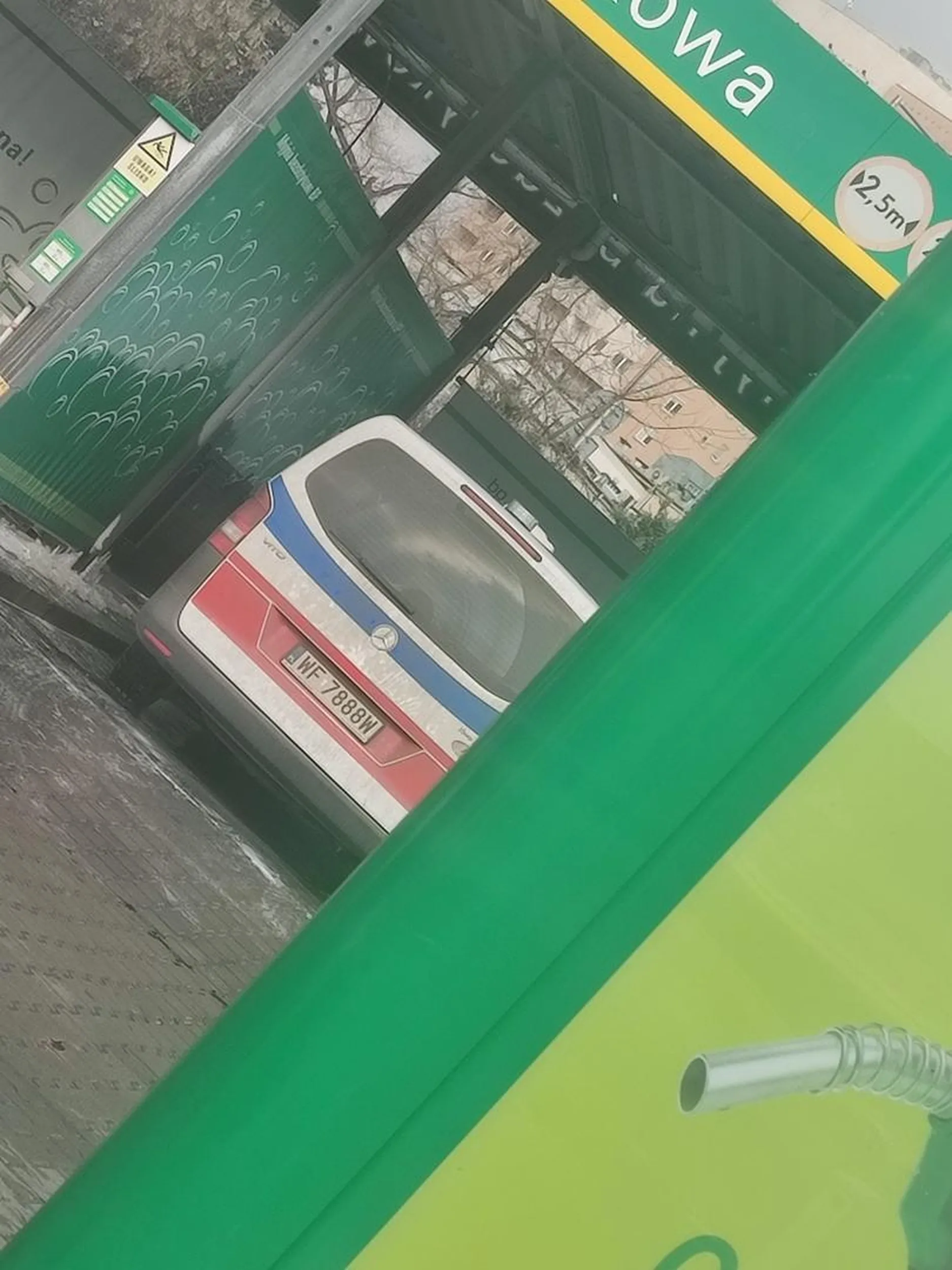 Cwaniaczek, podczas gdy wszyscy staliśmy w kolejce do myjni on jak niby nigdy nic wjechał sobie na miejsce bo się zwolniło. Tzw.cwany gapa .