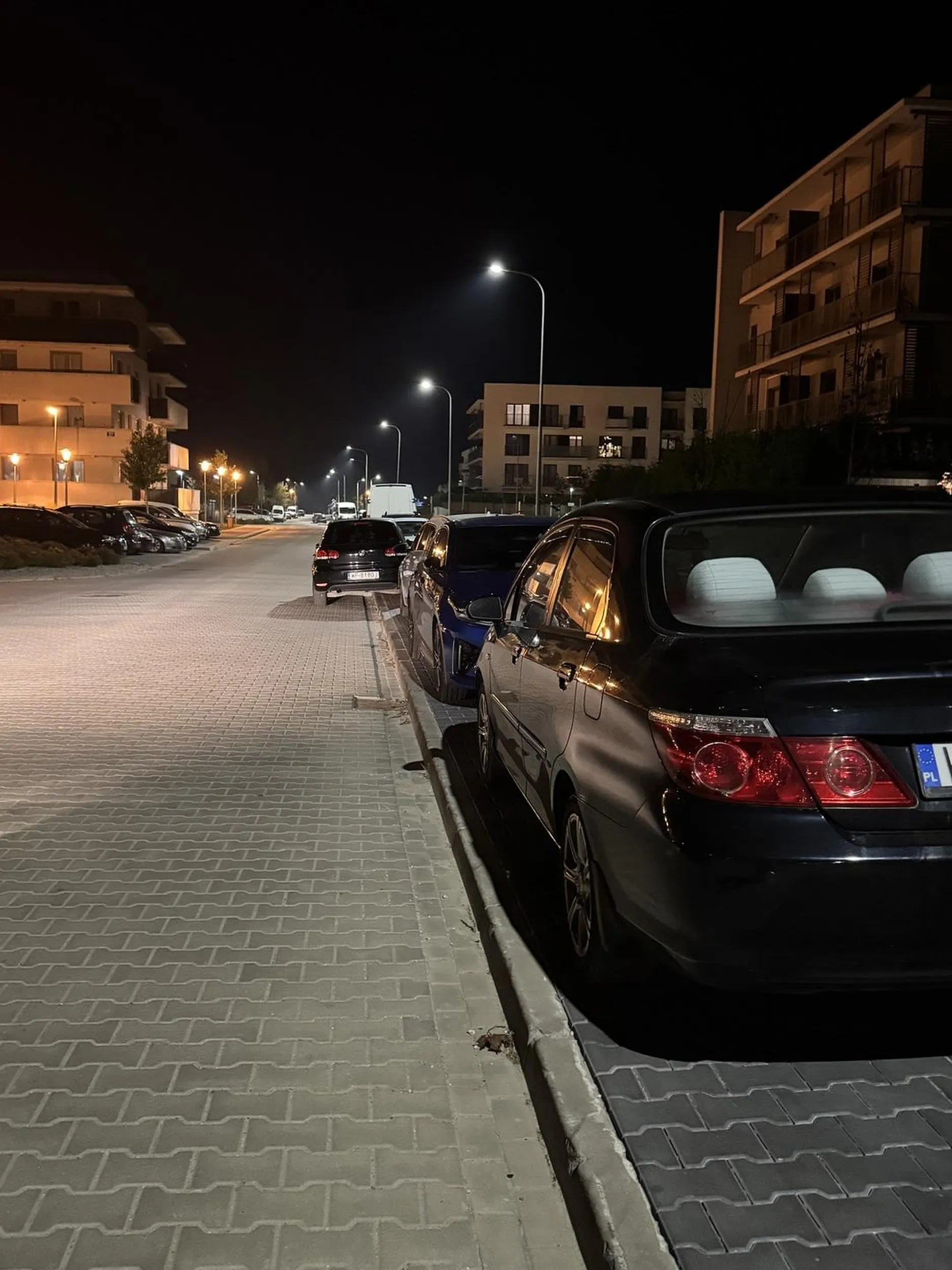 Notorycznie parkuje w połowie jezdni pomimo wielu wolnych miejsc kawałek dalej, pozdrawiam