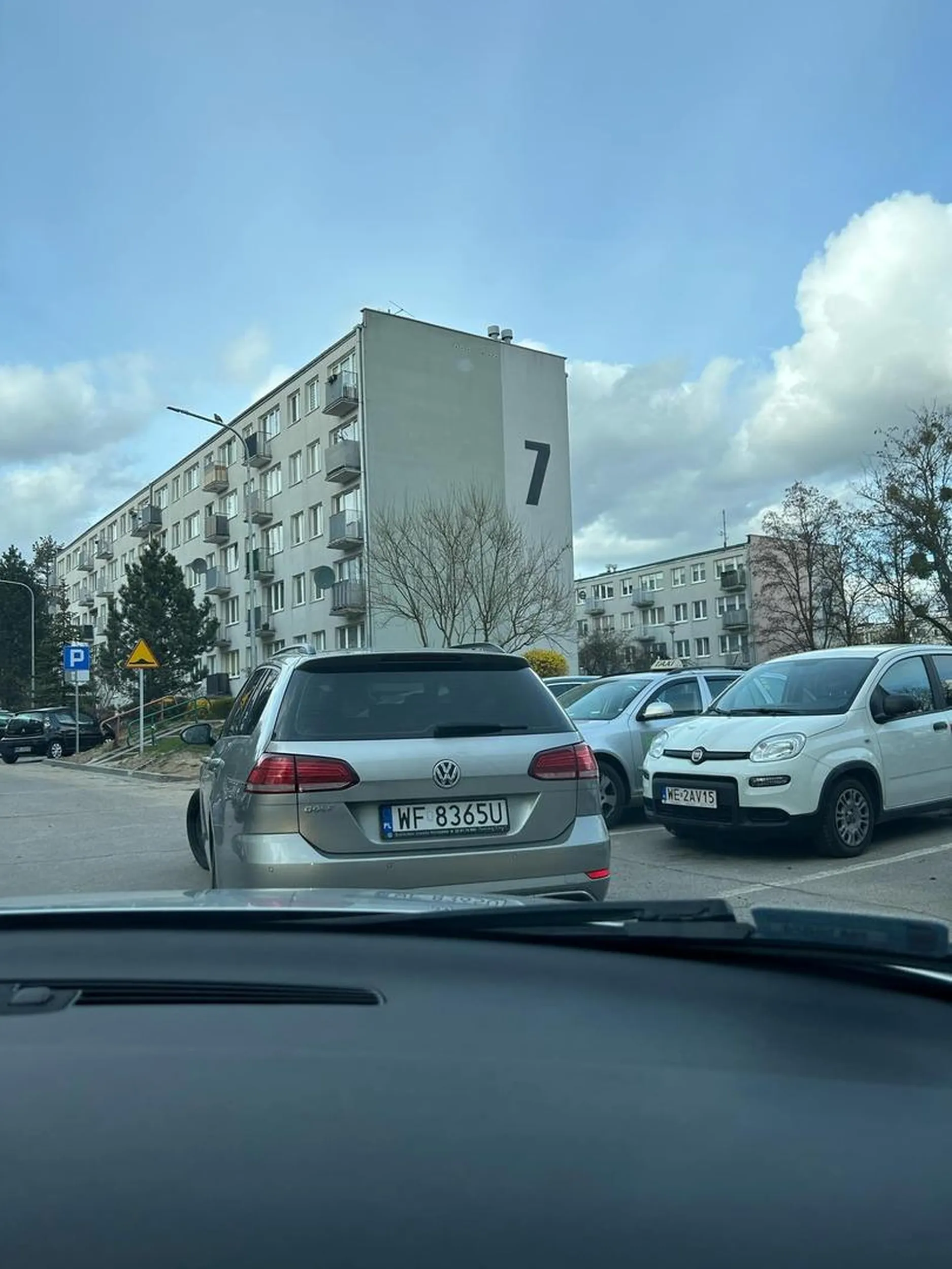 Nie pozdrawiam wybitnego kierowcy, który wpadł na genialny pomysł, żeby zaparkować na samym środku parkingu. Bo przecież po co korzystać z wolnych miejsc, skoro można zablokować kilka aut jednocześnie i jeszcze uprzykrzyć życie tym, którzy tylko chcieli zawrócić? Z mojej strony wyglądało to tak: widząc, że pan próbuje zawrócić, uprzejmie przejechałam za jego autem, robiąc mu miejsce. Naiwnie myślałam, że skorzysta z okazji i zaparkuje jak człowiek. Ale nie — okazało się, że jego celem było stanie po królewsku na środku, niczym parkingowy władca. A że przy okazji uznał, że „zajechałam mu drogę”? No cóż, logika i kultura to przecież zbyt luksusowe dobra. Wielki finał? Zablokował mnie, zostawił auto gdzie popadnie i poszedł sobie do mieszkania. Klasa sama w sobie.