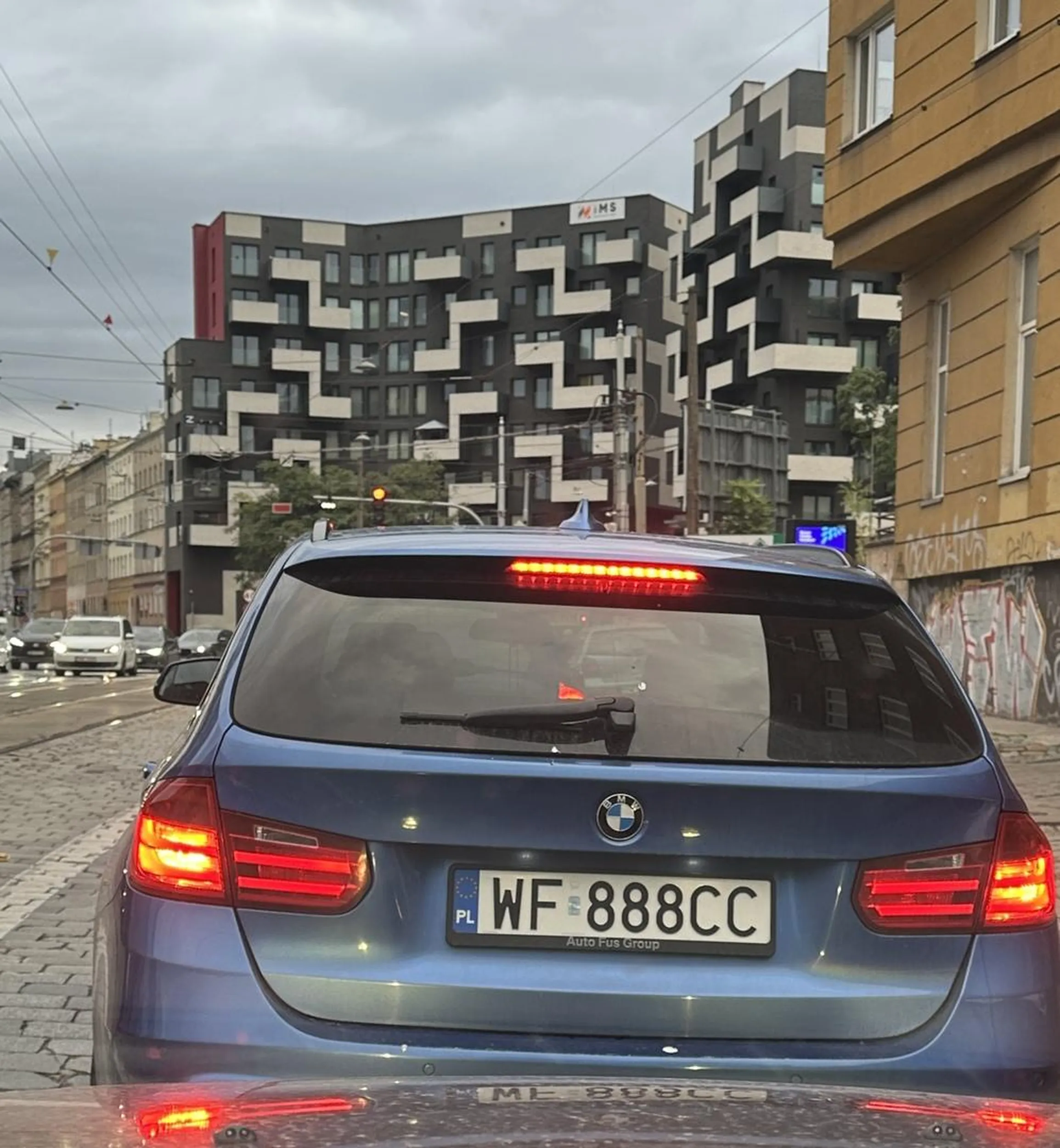 Marka zobowiązuje BMW bez kierunków omija korek i wjeżdża przed maskę i myśli jest królem drogi