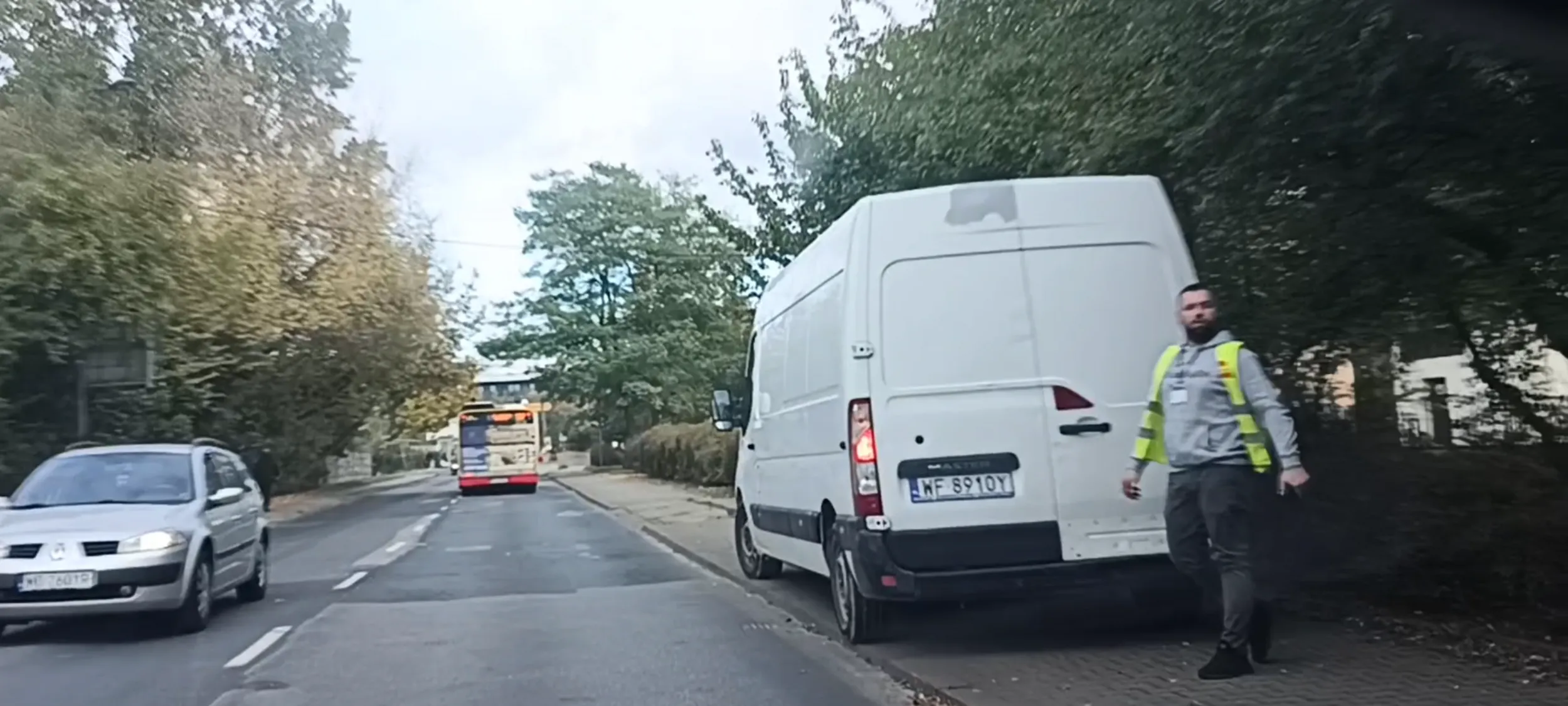 Cham stoi wrakiem na chodniku i dla pieszych przejścia nie ma