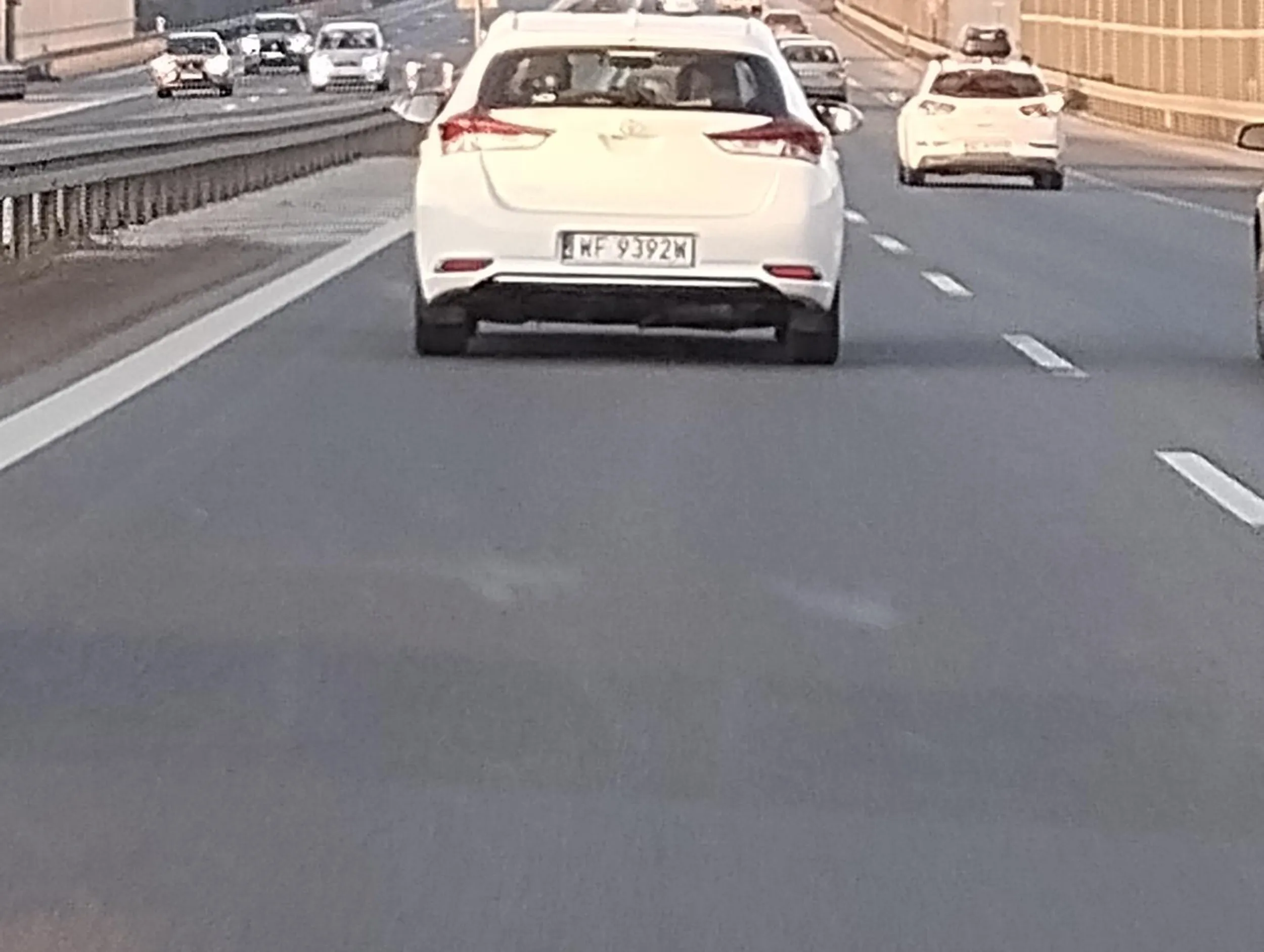 Zajeżdża drogę i hamuje na drodze ekspresowej. Kierowca i pasażer wysoce nieodpowiedzialni. Mogli doprowadzić do wypadku. Przestał jak zobaczył, że jest nagrywany. Ale pasażerka chyba była zdeterminowana bo musieli dogonić nasz samochód i też filmować. Straszni ludzie mogli doprowadzić do wypadku.