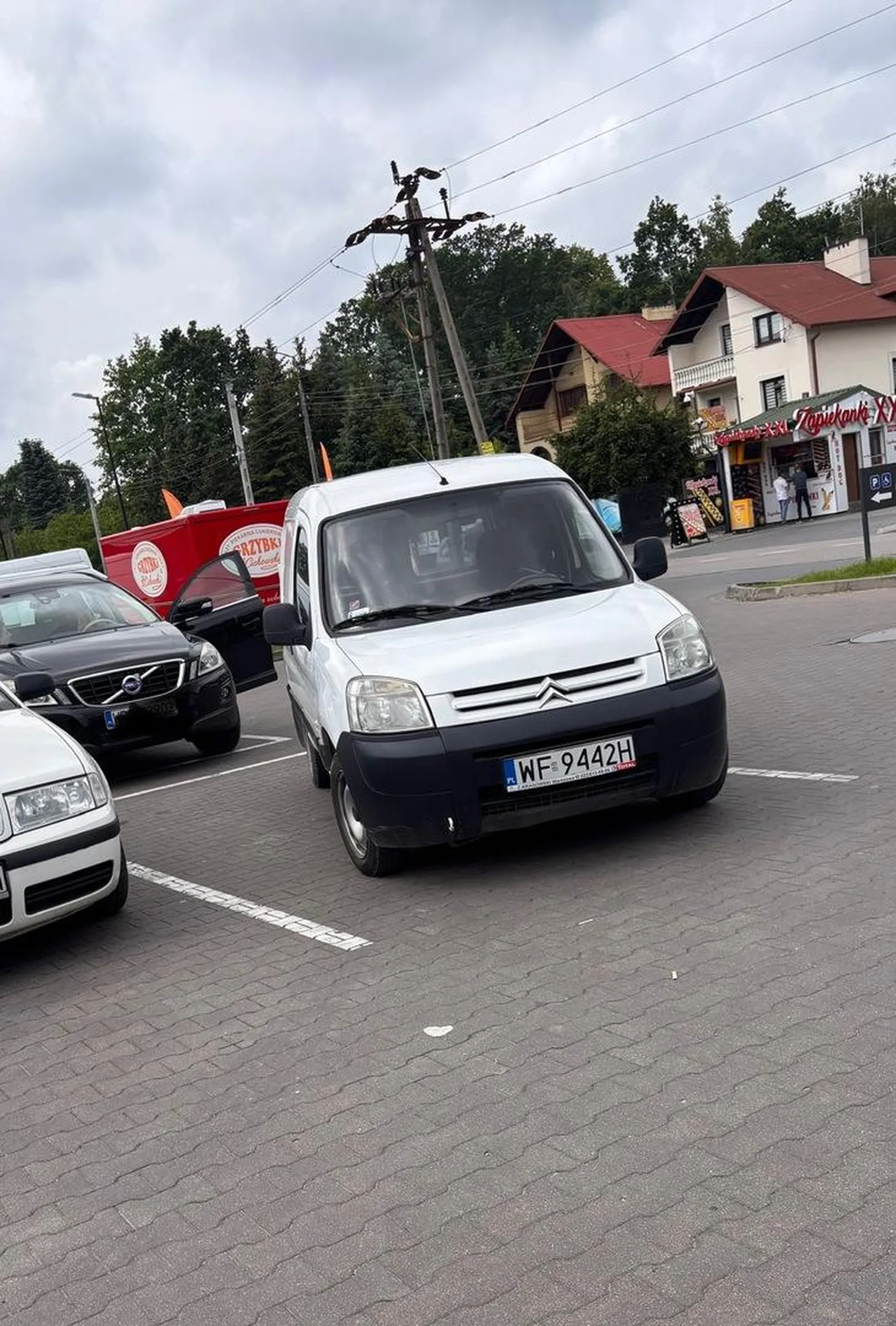 Chyba konieczna wizyta u okulisty, żeby sprawdził Panu wzrok, bo coś słabo z widzeniem linii. I nie, żaden inny samochód nie przyblokował tego Pana, że tak krzywo stanął. ;)