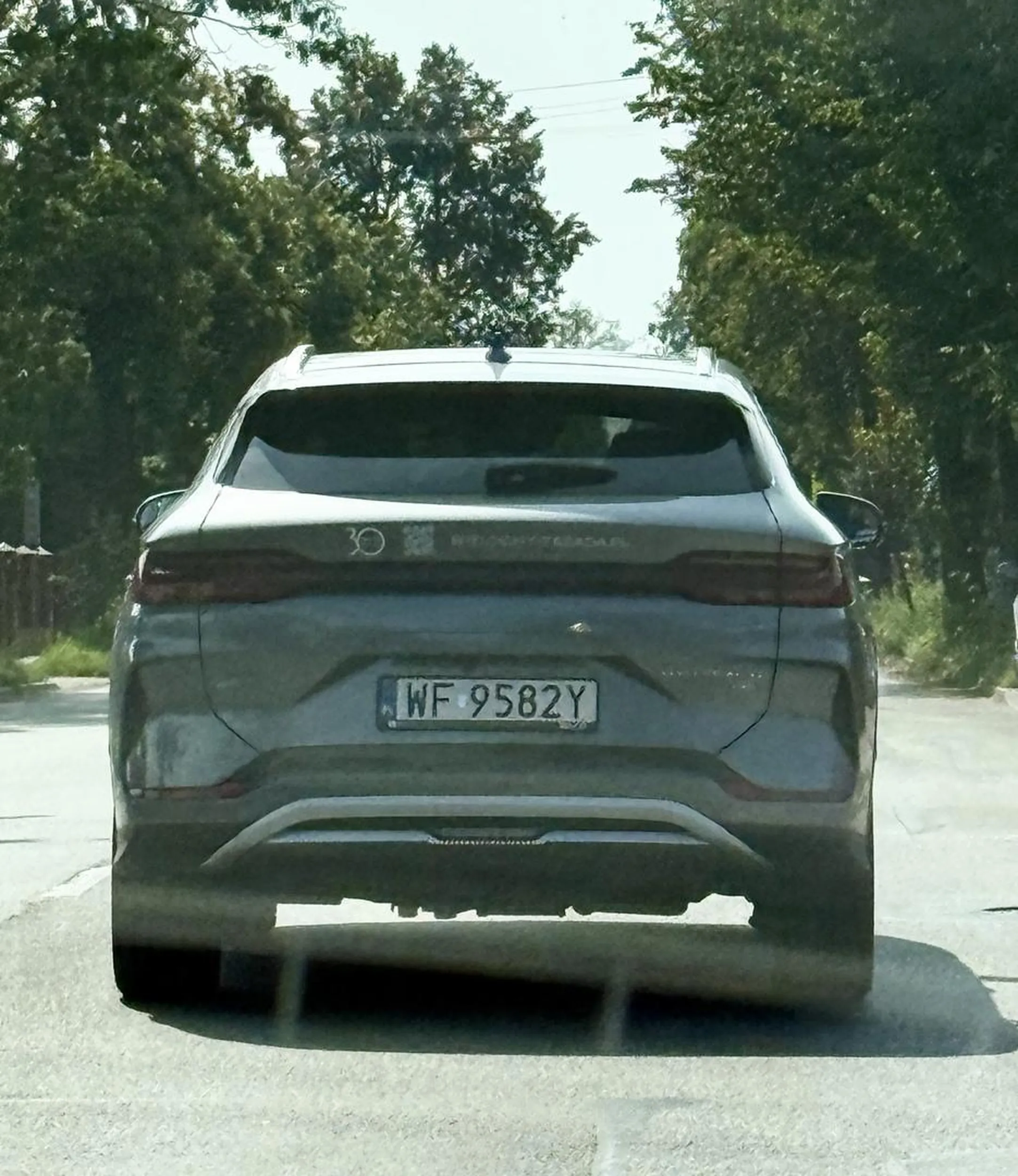 praski słoik wleciał na pas jak król obcego miasta – zero zasad, zero planu. Lata z pasa na pas, jakby gonił GPS-owego Pokemona. Pewne jedyne, co małe i stałe w jego życiu, to ptaszek w spodniach.