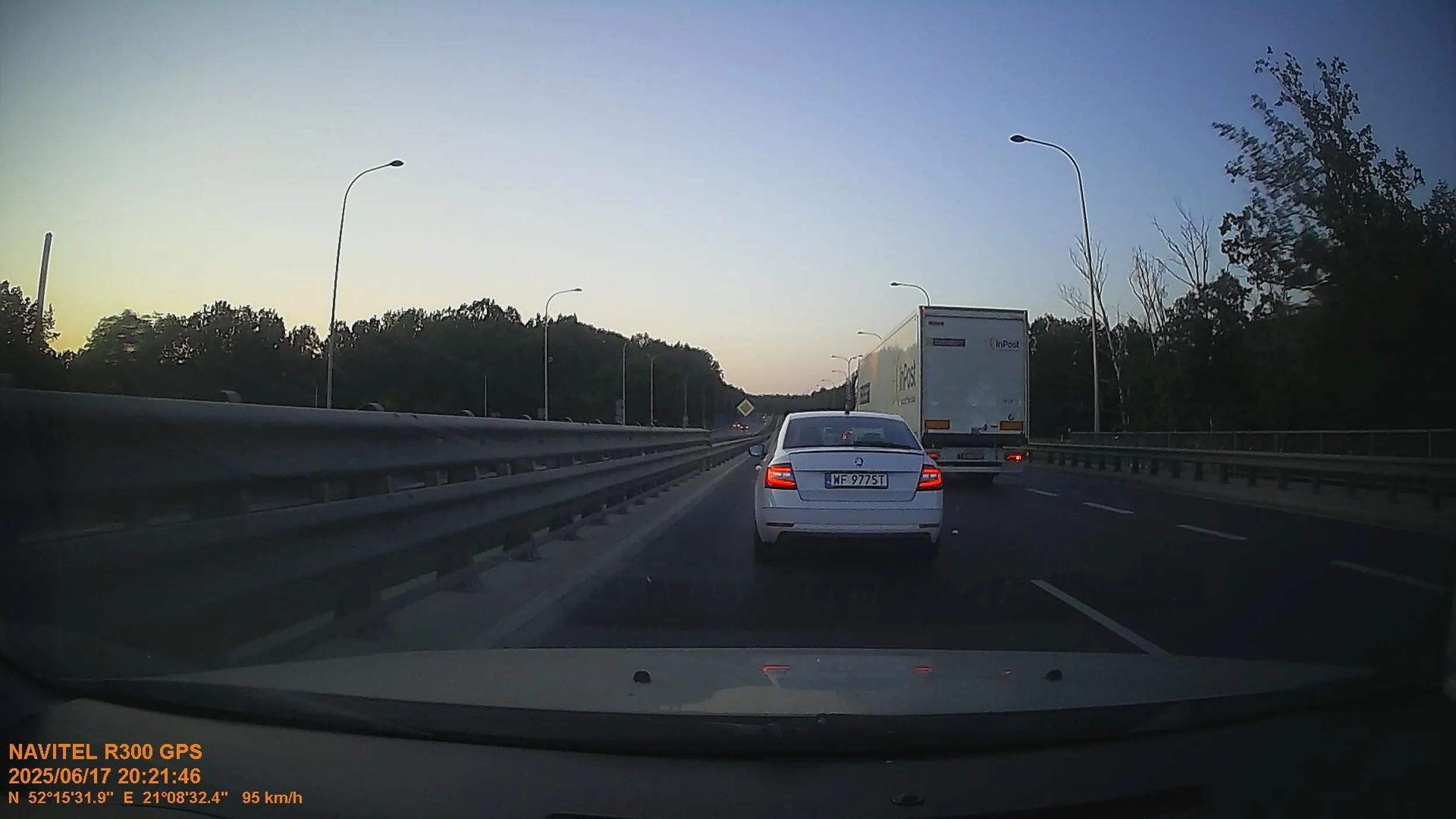 Będąc w trakcie manewru wyprzedzania, Pan jadący za mną, chciał wyprzedzić mnie i samochód na prawym pasie między nas, czyli chciał przejechać środkiem. Stwierdził, że nie da rady, to zdecydował jechać mi na tyłku. Zmieniając pas z lewego na prawy, Dżentelmenowi w skodzie udało się nas wyprzedzić, jednakże kolejny samochód zajechał mu drogę, chcąc wyprzedzić ciężarówkę. Zauważywszy mnie w wstecznym lusterku, Pan postanowił raptownie zahamować. Całe szczęście - nic się nie stało, nie mniej jednak mamy tutaj przykład kolejnego inteligenta za kółkiem z syndromem małego przyrodzenia, chcąc sobie poprawić samopoczucie, łamiąc kilka przepisów.