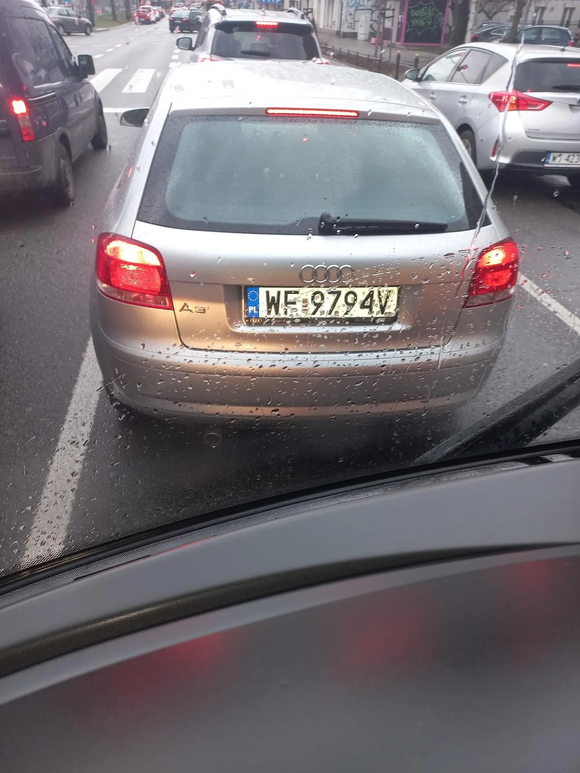 Cymbał z lewego pasa przeskoczył w poprzek 2 pasy i depnął w hebel przed samym autobusem.