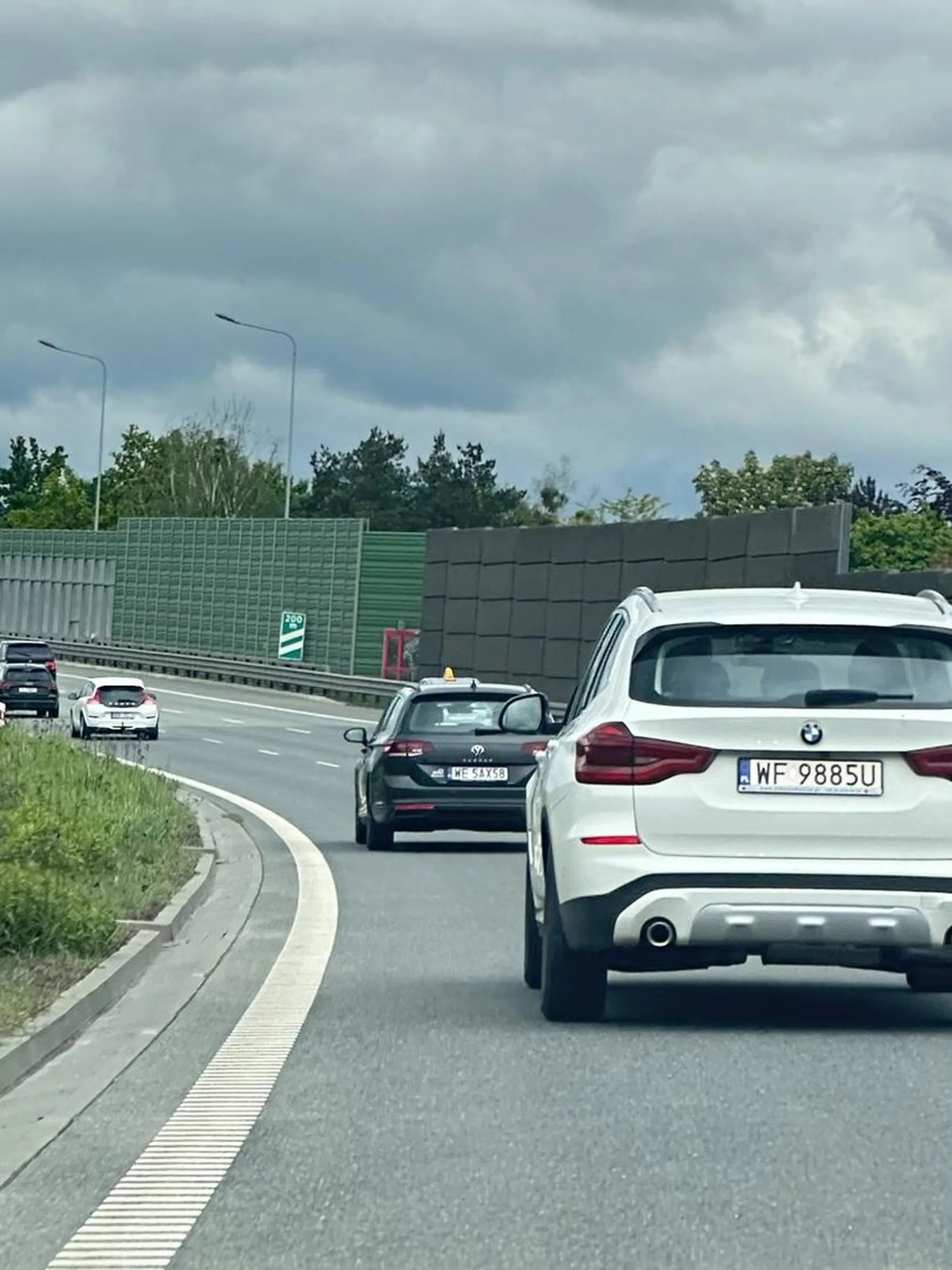 Pirat drogowy, myśli że ma bmw to jest królem drogi, kierowca powinien ustąpić pierwszeństwa a zamiast tego trąbi i przyspiesza porażka….