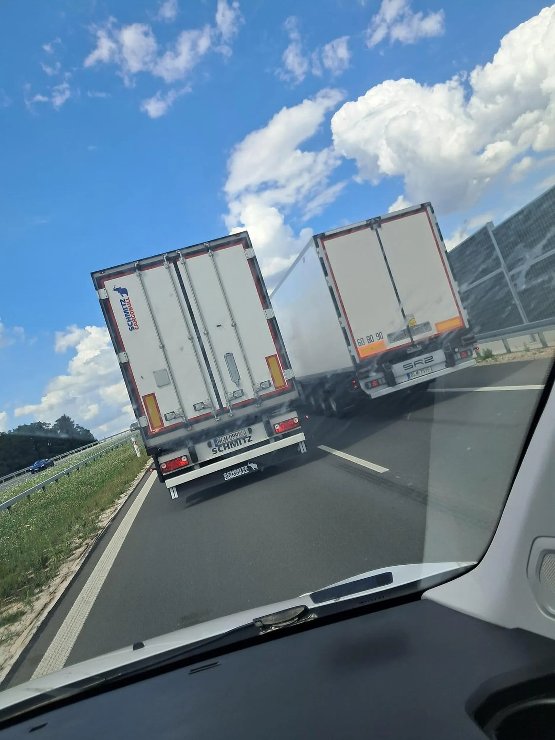 Śmieć który blokuje lewy pas na S7 bo musi się ścigać tirem.