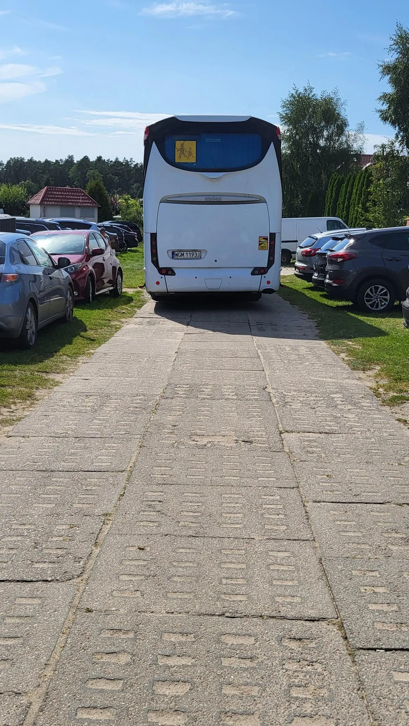 Chłop staje na środku drogi i nie można przejechać a miał miejsce obok