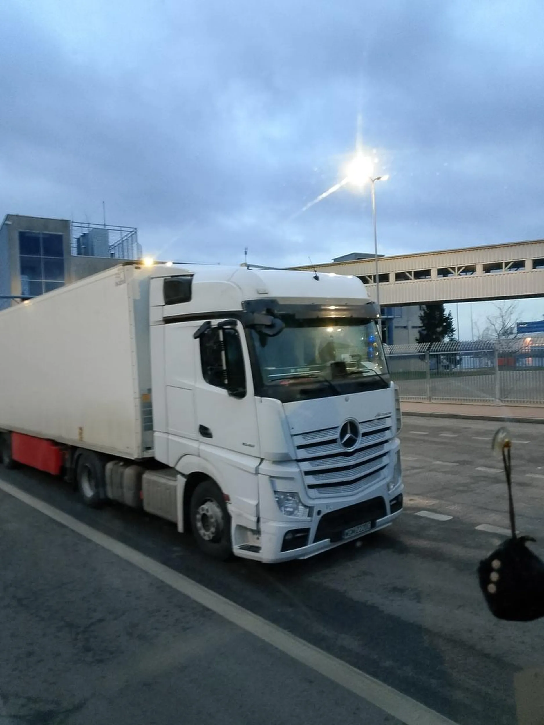 PANIE KIEROWCO SZANOWNY, PROSZĘ PAMIĘTAĆ ŻE GROŹBY SĄ KARALNE a z RĘKOCZYNAMI to proszę chojraczyć do kolegów a nie do mnie !