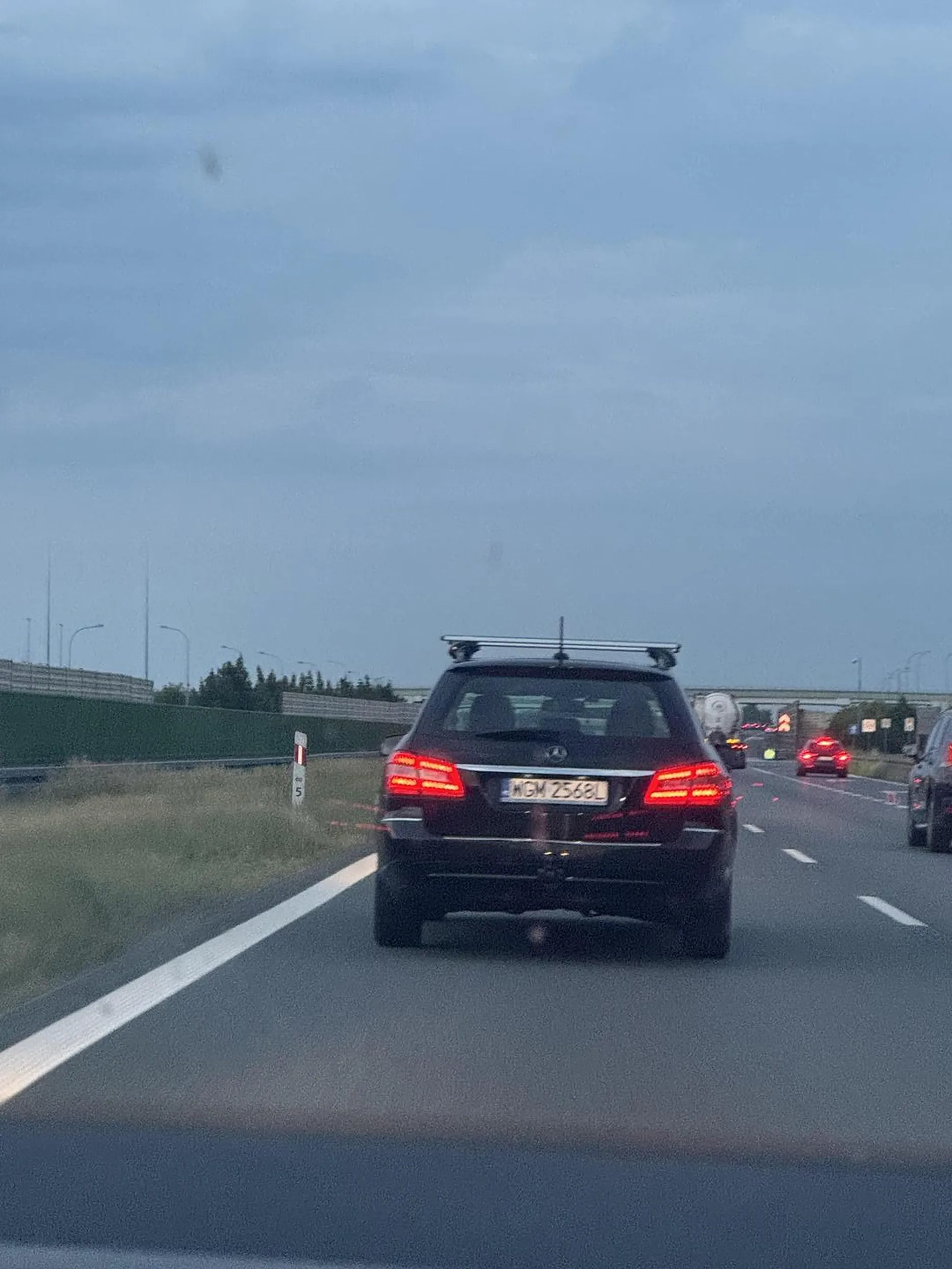 Zajeżdża drogę na autostradzie, typowy burak. Prawie do wypadku doszło