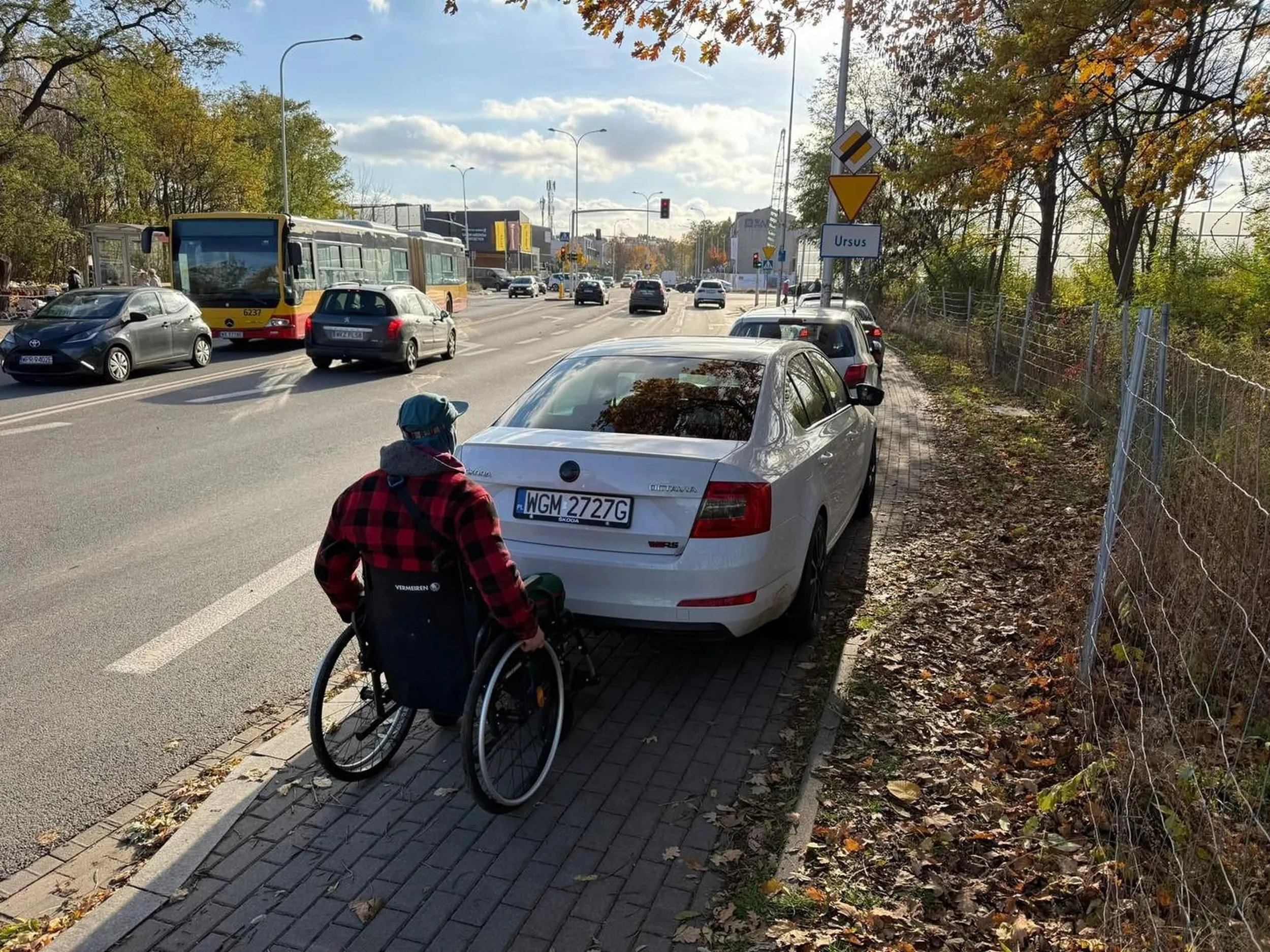 Brak słów, byle by zdążyć na cmentarz, bo pokazanie znienawidzonej rodzinie znicza na grobie przodka jako pierwszy, jest ważniejsze niż życie codzienne z żywymi