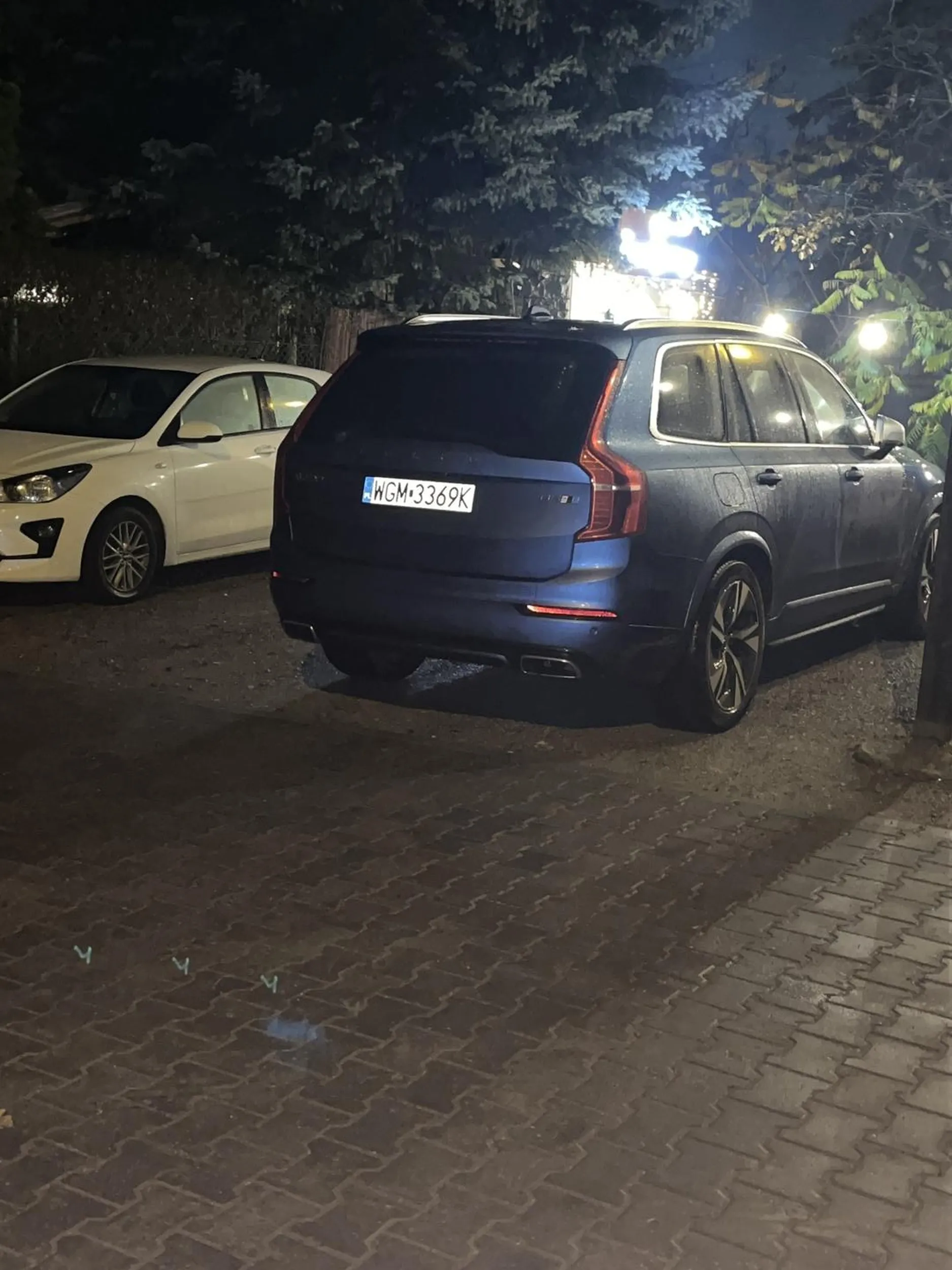 Prawo jazdy ewidentnie znalezione w chipsach… parkowanie przodem samochodu na jednym miejscu jest za trudne… żenada. Albo umiesz parkować wielkim autem albo kupujesz mniejsze tyle…