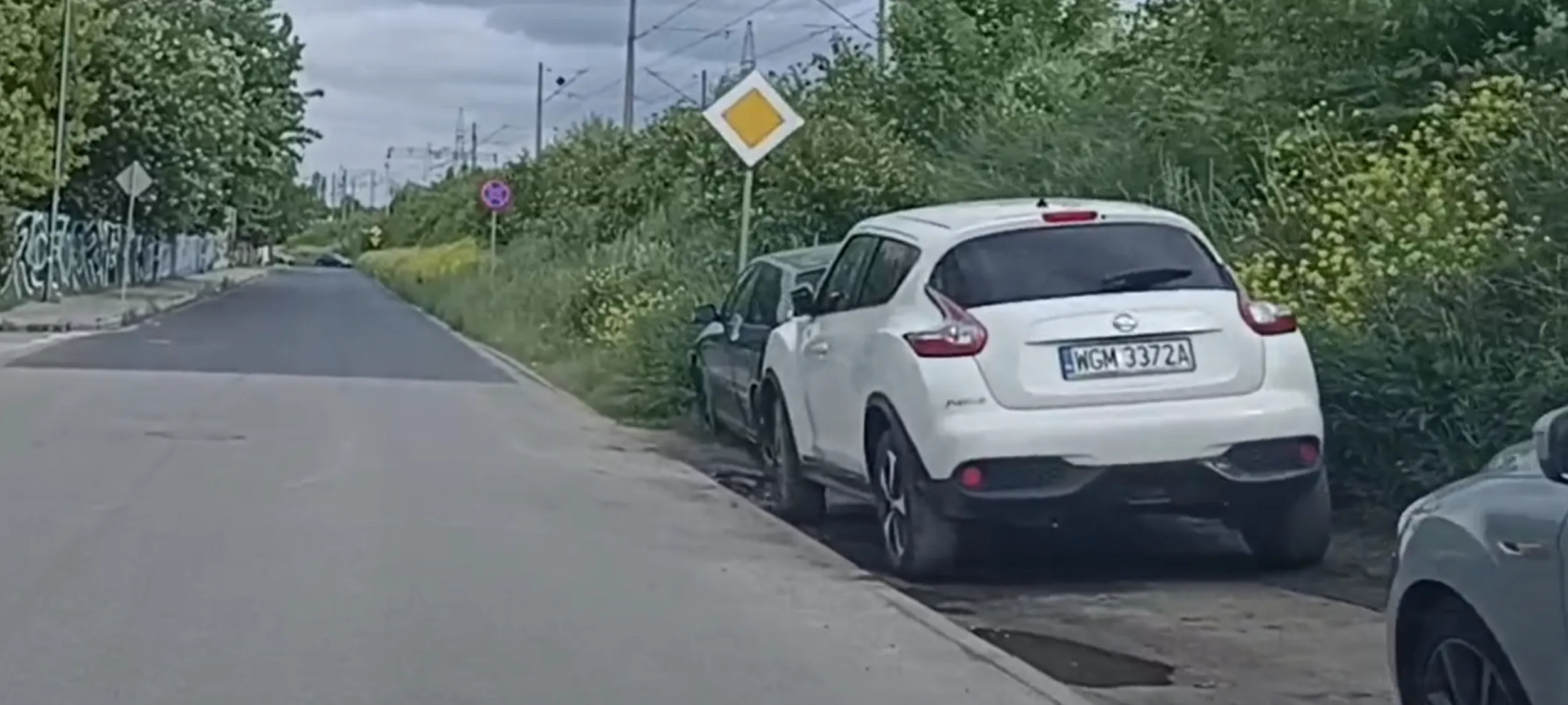 Nielegalne parkowanie w miejscu gdzie nie ma pobocza ani chodnika.