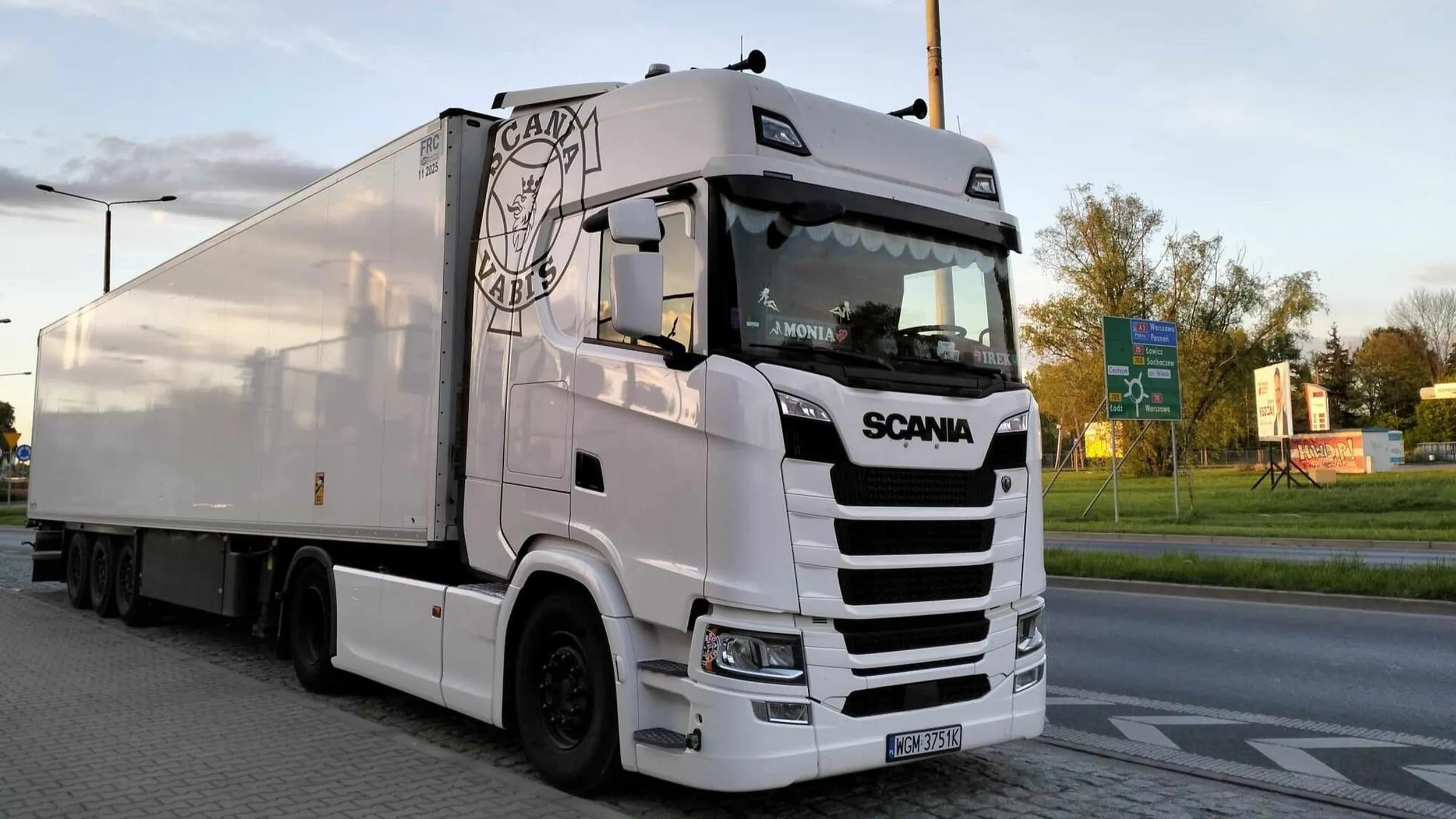 Piękna ciężarówka a kierowca jeszcze piękniejszy