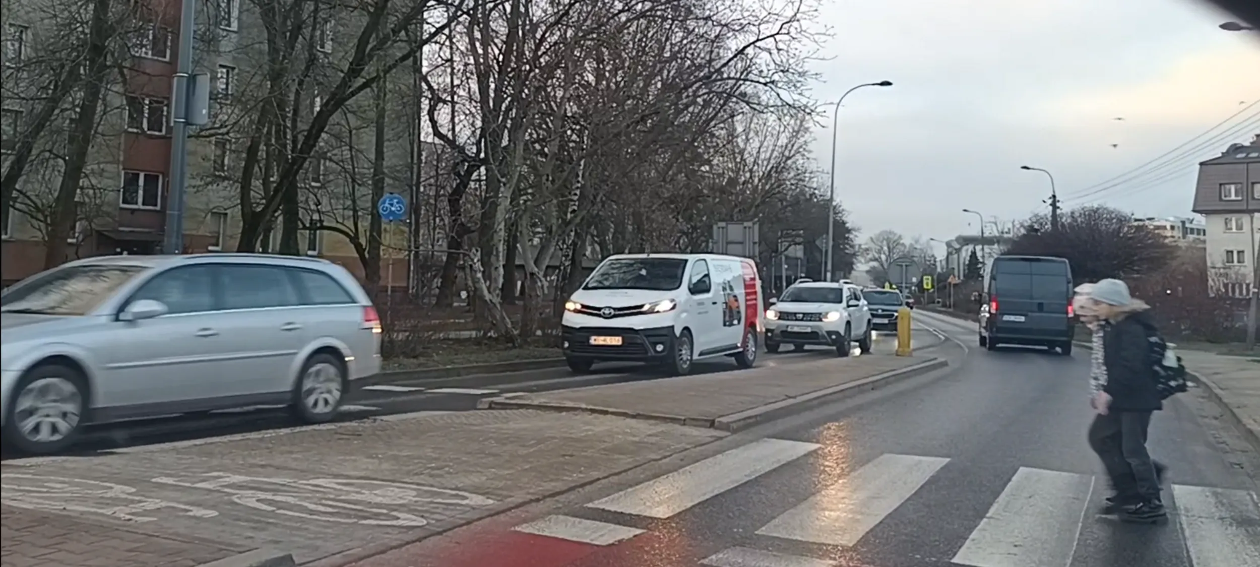 Bandyta drogowy przejeżdża przez przejście dla pieszych i nie ustąpił pierwszeństwa dzieciom przed przejściem.