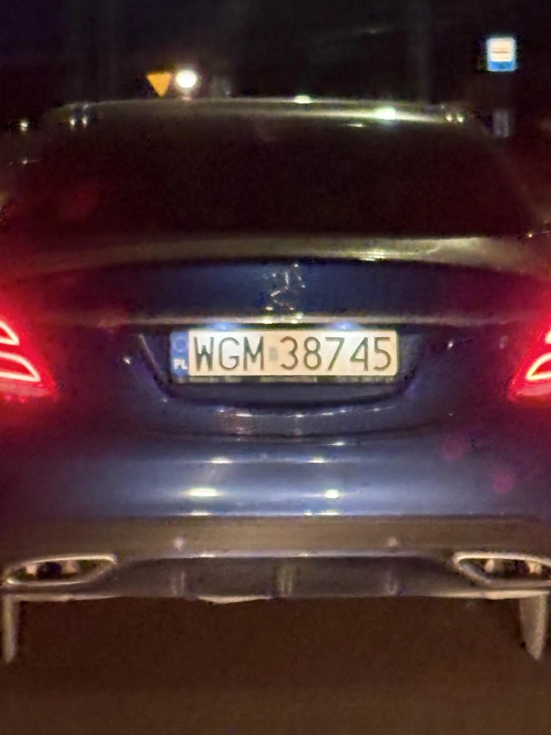 Myślałam, że tego Mercedesa prowadzi jakiś niedołężny stary dziad, zbytnio się nie pomyliłam - za kierownicą kobieta. Silnik to chyba 1.0 bo auto w mieście jechało 30 km/h. Pomimo świecenia w nią długimi 0 reakcji. Nie używa kierunkowskazów, widziałam 3 razy jadąc za nią, że nie przepuszcza pieszych na przejściu, prawie 3 razy kogoś rozjechała. Ewidentnie w tym przypadku prawko powinno zostać zabrane, bo stanowi zagrożenie na drodze i dodatkowo utrudnia ruch.