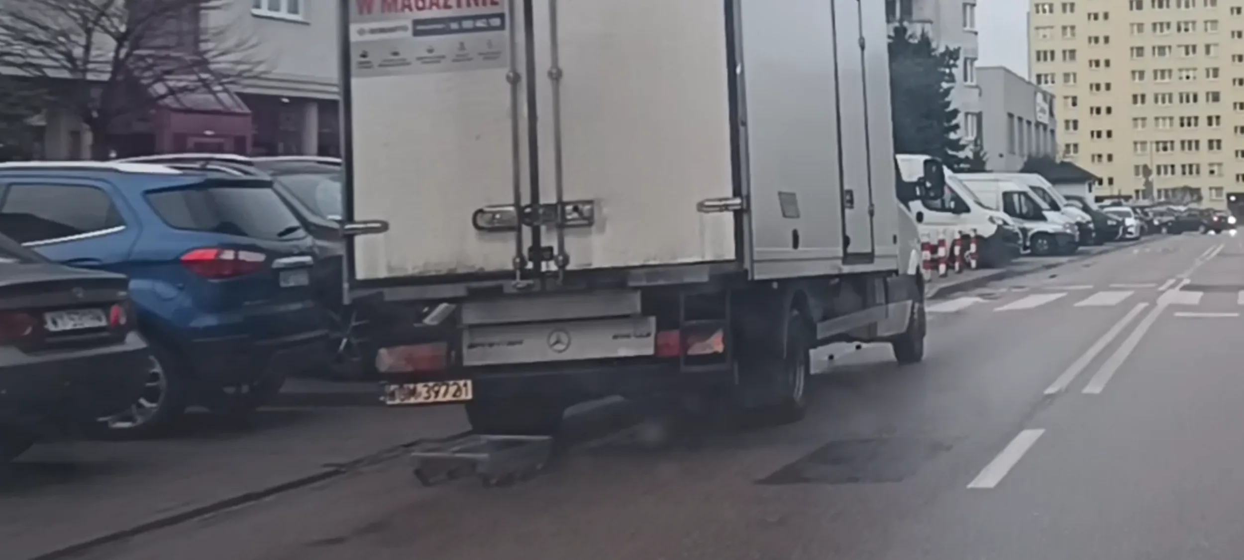 Bandyta drogowy kolejny dzień parkuje wraka przed przejściem dla pieszych i zasłania widoczność i  utrudnia ruch drogowy.