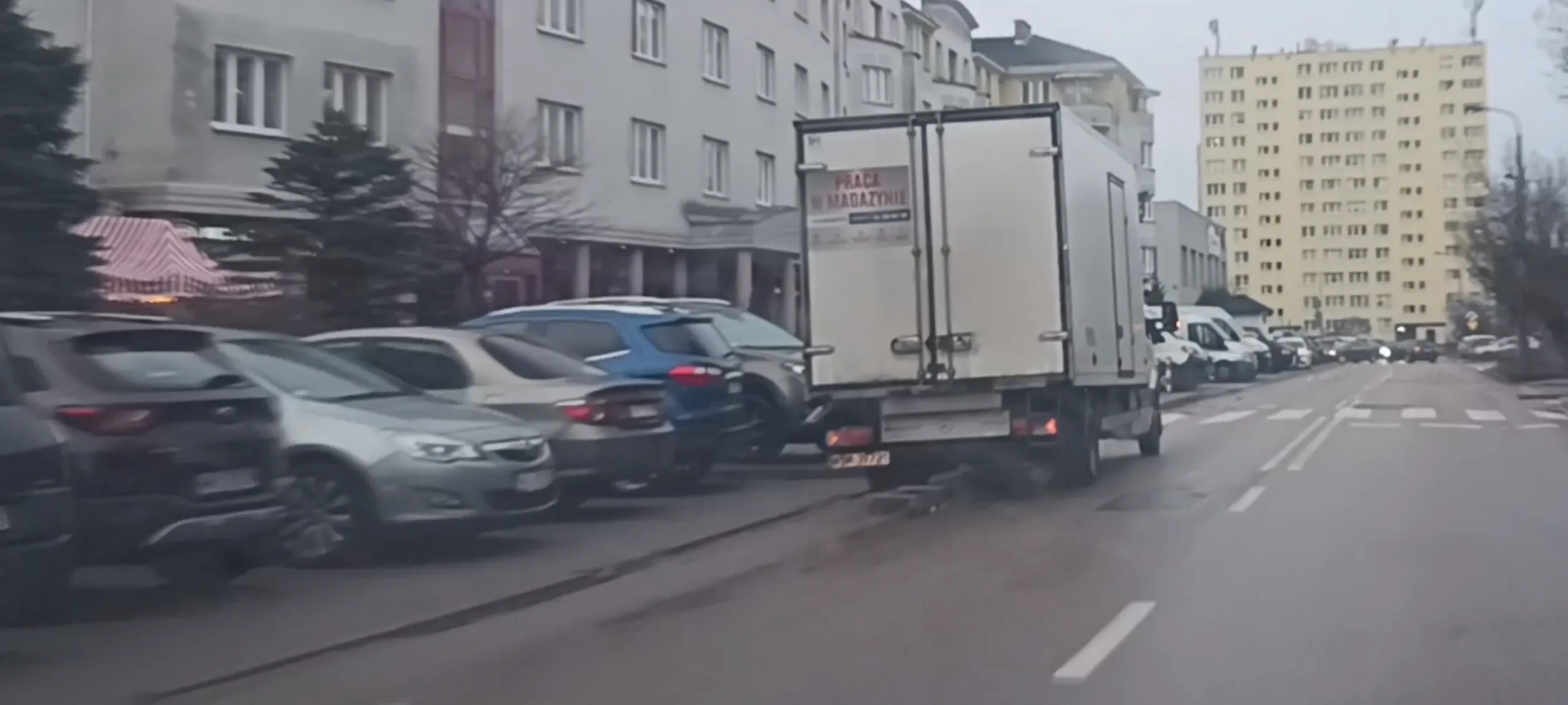 Bandyta drogowy kolejny dzień parkuje wraka przed przejściem dla pieszych i zasłania widoczność i  utrudnia ruch drogowy.