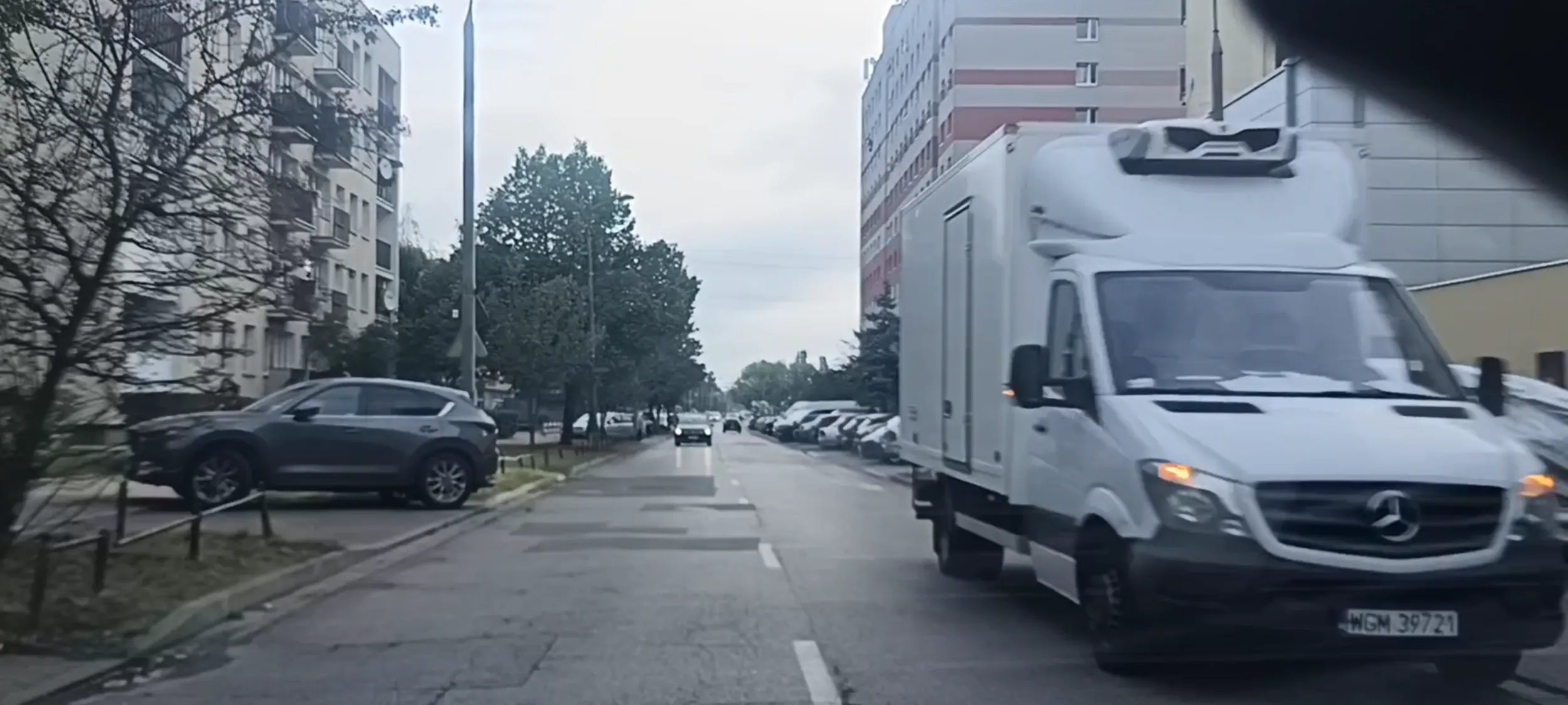 Patologia notorycznie parkuje na jezdni pod prąd i utrudnia innym kierowcom życie