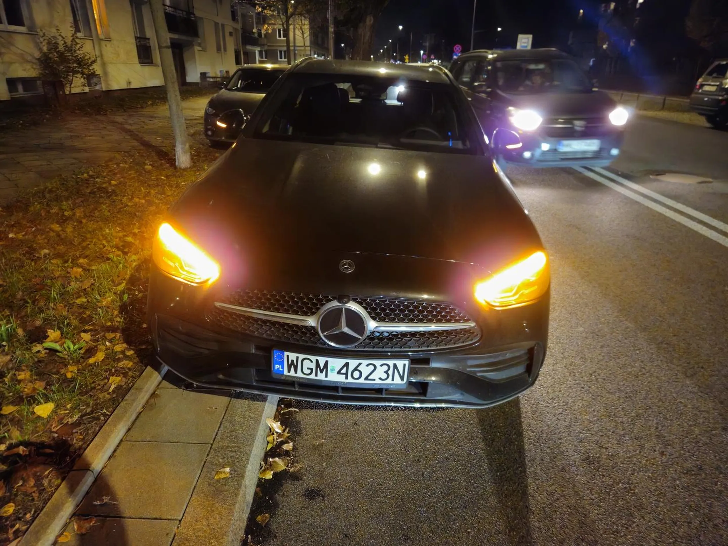 Mysli ze jest szefem weasingowym aucie, ma problemy z agresja. Współczuję zycia;))