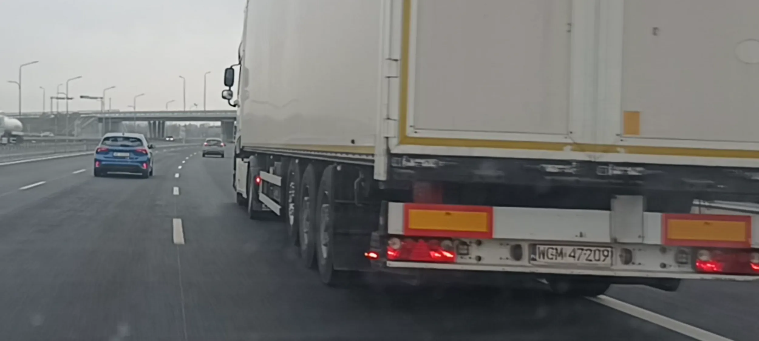 Kierujący to bandzior i zwyrodnialec drogowy. Jechał mi na zderzaku w odl.  1m mimo że jechałem z prędkością 79kmh w miejscu gdzie było ograniczenie do 70. Chciał mnie zepchnąć z trasy z Płońska do Warszawy . Potem mnie wyprzedził z prędkością 110kmh mimo że na trasie są roboty drogowy i jest zakaz wyprzedzania przez samochody ciężarowe. Tylna kamera nagrała jego jazdę i obrzydły zwyrodniały ryj.