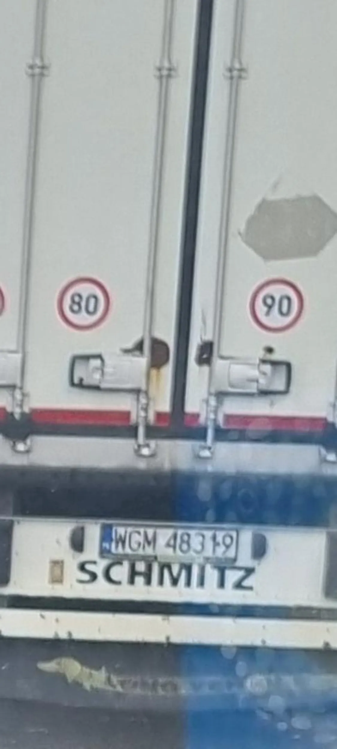 Bezczelnie zmienił pas i zaczął wyprzedzałć innego Tira. Wszyscy musieli hamować.... Powinni za to karać po 5 tyś. to dziadostwo tirowskie nauczyłoby się jeździć.