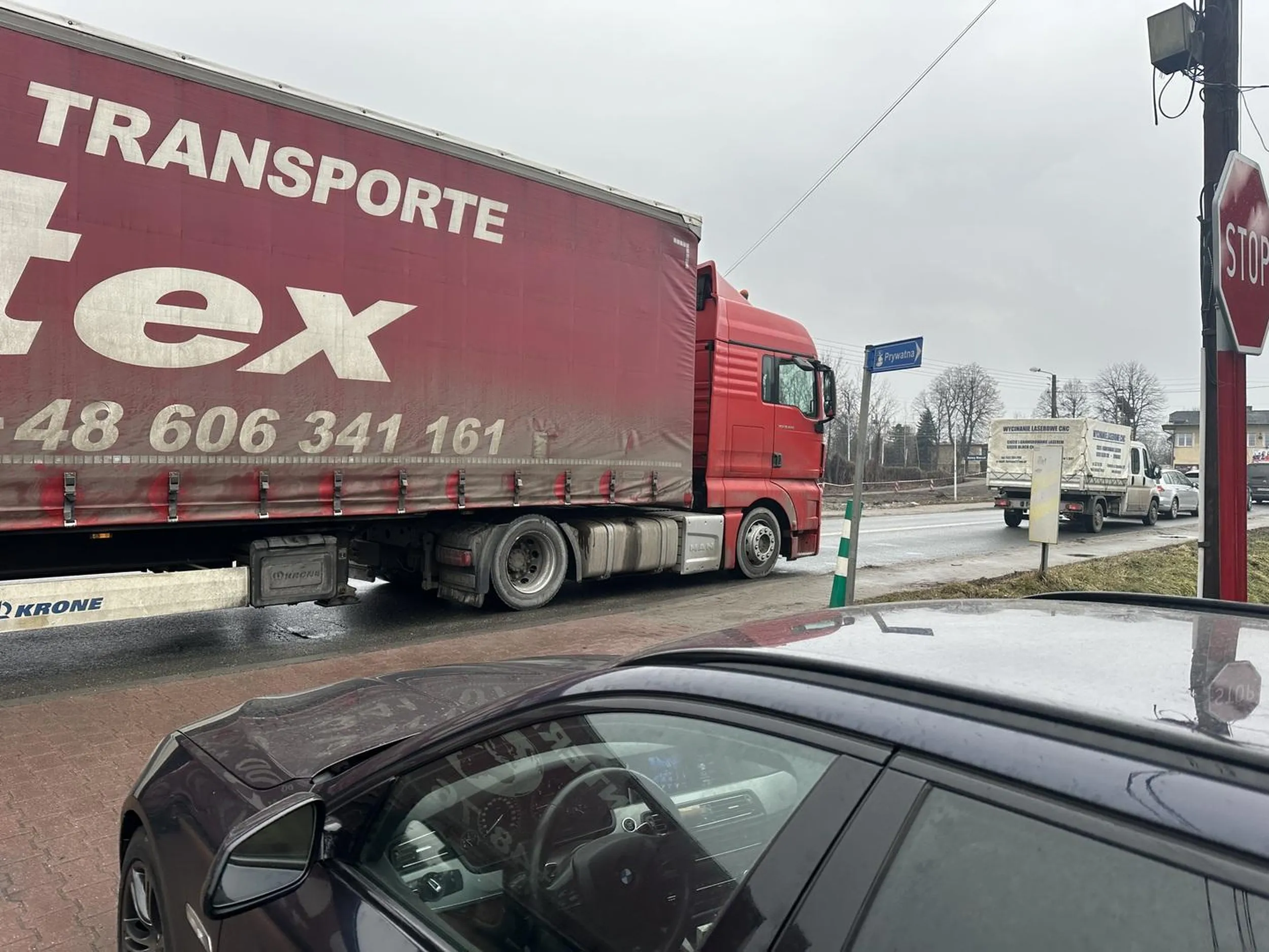 Kierowca polglowek, posiadacz prawa jazdy. Woli zastawić skrzyżowanie i zatrzymać ruch na zamkniętym przejeździe kolejowym niż zatrzymać się przed nim lub wycofać.