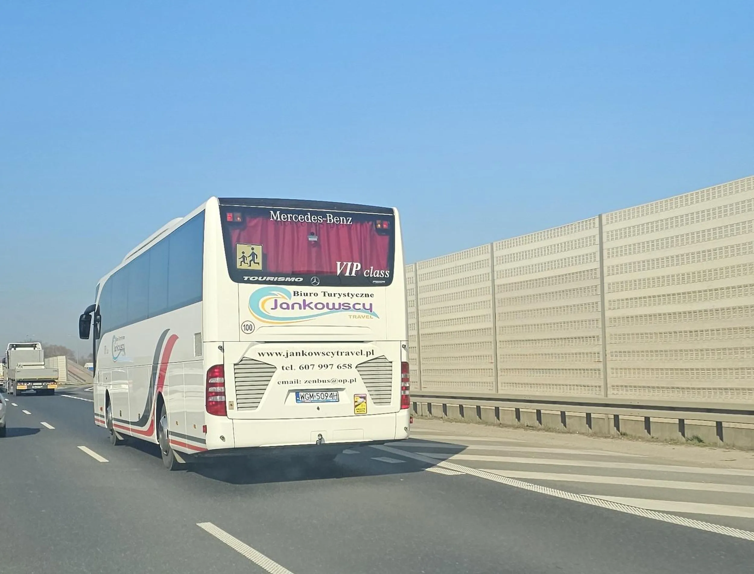 Autokar firmy Jankowcy. Wielokrotne łamanie przepisów na S11 pod Poznaniem 22.03.2025. Zakazy wyprzedzania, ograniczenia prędkości. Szaleniec.
