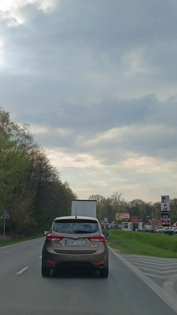 Uwaga na tego kierowcę. Wyprzedza na trzeciego, podjeżdża pod sam zderzak, wpycha się na chama i potrafi nawyzywac jak ktoś jedzie zgodnie z przepisami. W terenie zabudowanym jeździ jak jakiś narwaniec, a poza blokuje płynna i dynamiczna jazdę.