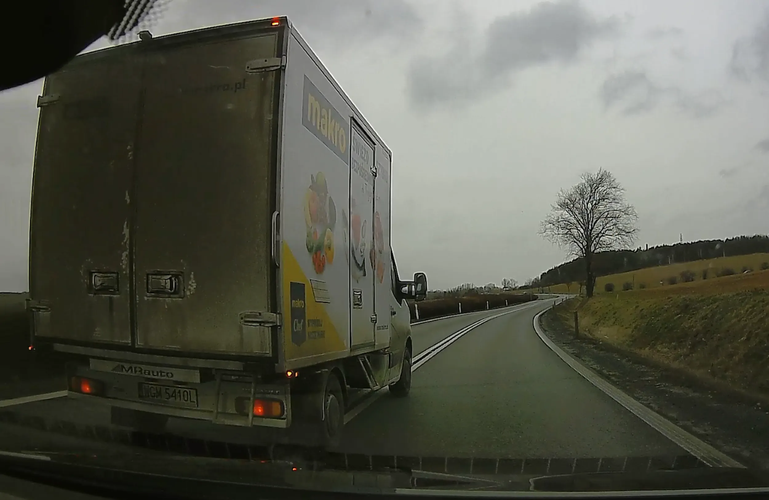 Siedzenie na zderzaku, wyprzedzania na zakazie, powrót na pas bez odstępu spychając wyprzedzany samochód.