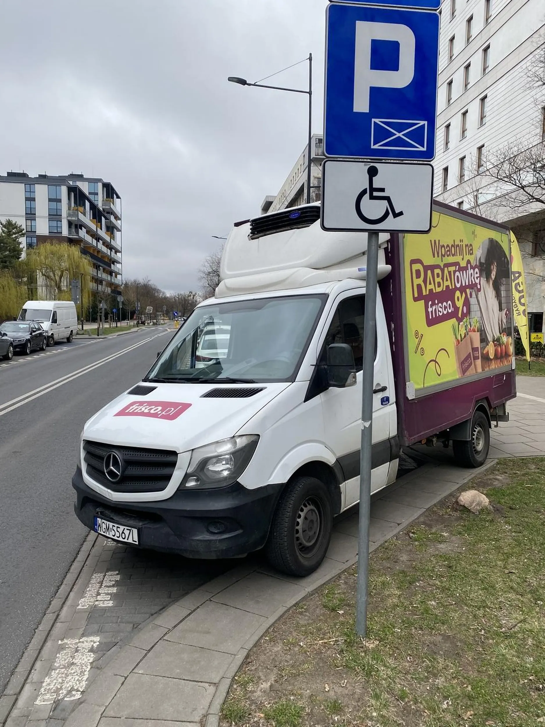 Stoi na miejscu dla niepełnosprawnych mimo, że 50 metrów dalej są wolne miejsca ale on ma dostawe wiec musi tu