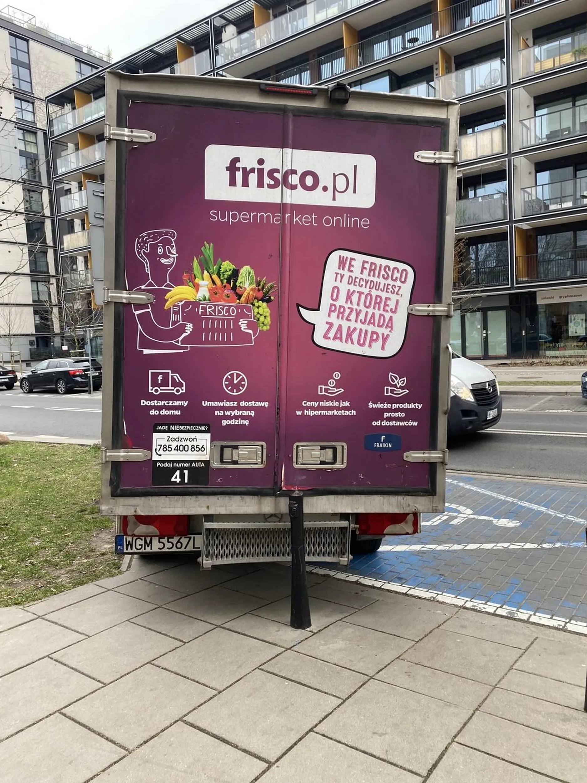 Stoi na miejscu dla niepełnosprawnych mimo, że 50 metrów dalej są wolne miejsca ale on ma dostawe wiec musi tu