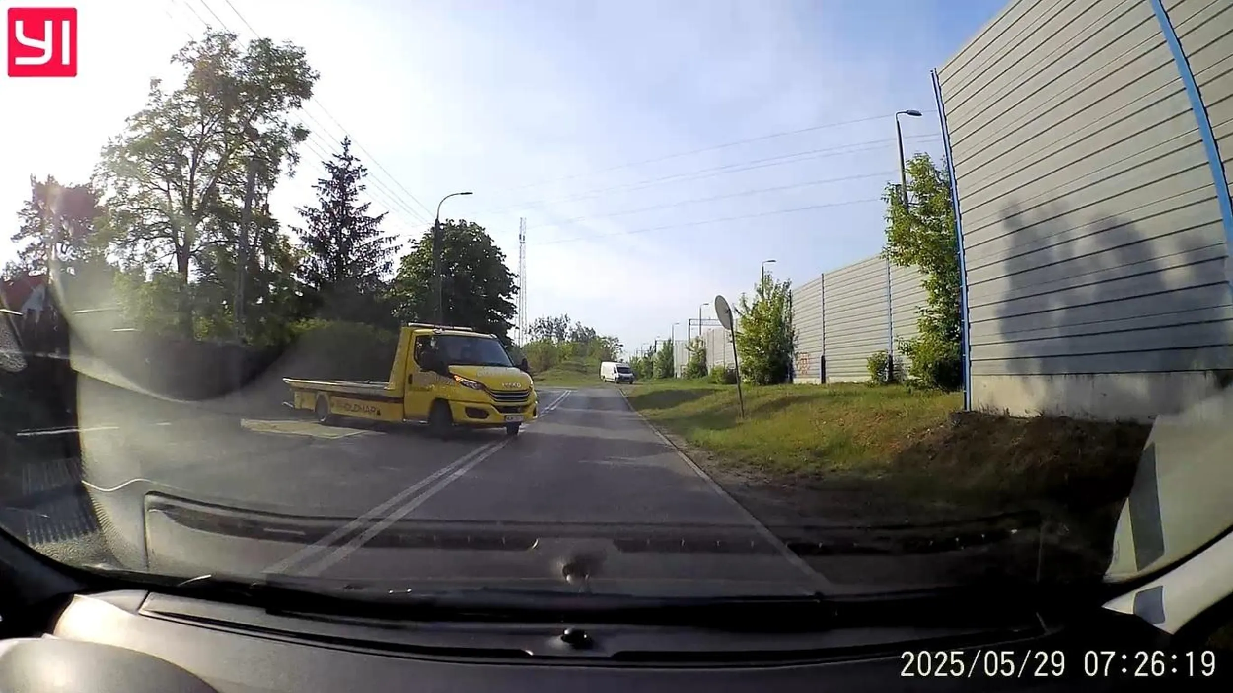 Człowieku wyjeżdżając z podporządkowanej a tym bardziej lawetą upewnij się, że skręcając zmieścisz się. Raczej prawka nie masz od wczoraj, a mimo to musiałem uciekać bo już wjechałeś na mój pas. Auto kasacja no ręce opadają...